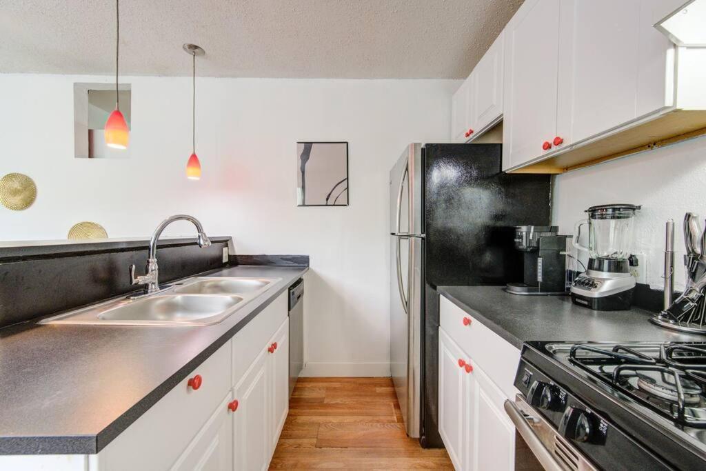 Apartment 1 Bedroom Getaway In *
