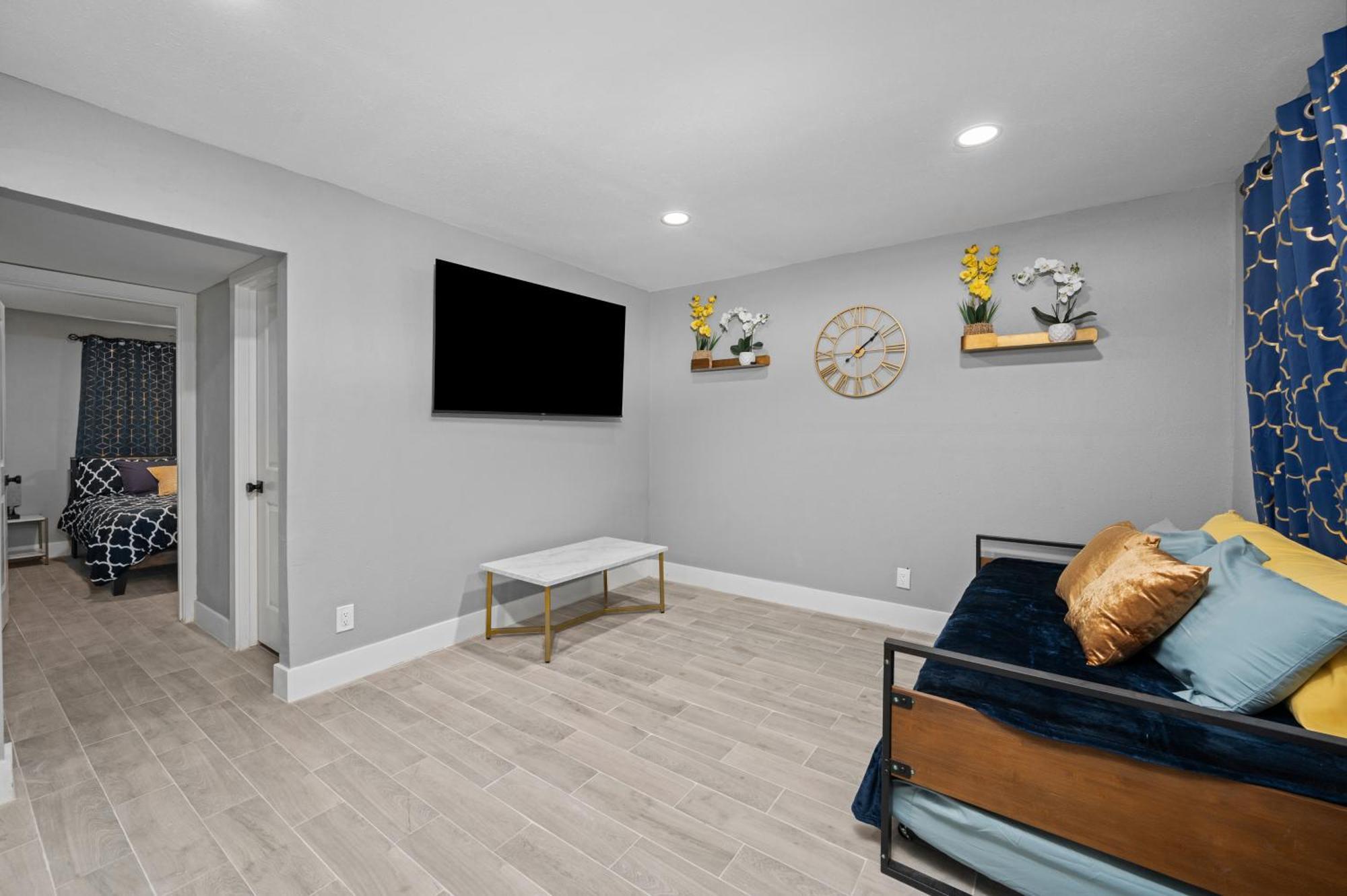 Comfy 2br In Prime Spot With Free Parking And Pool