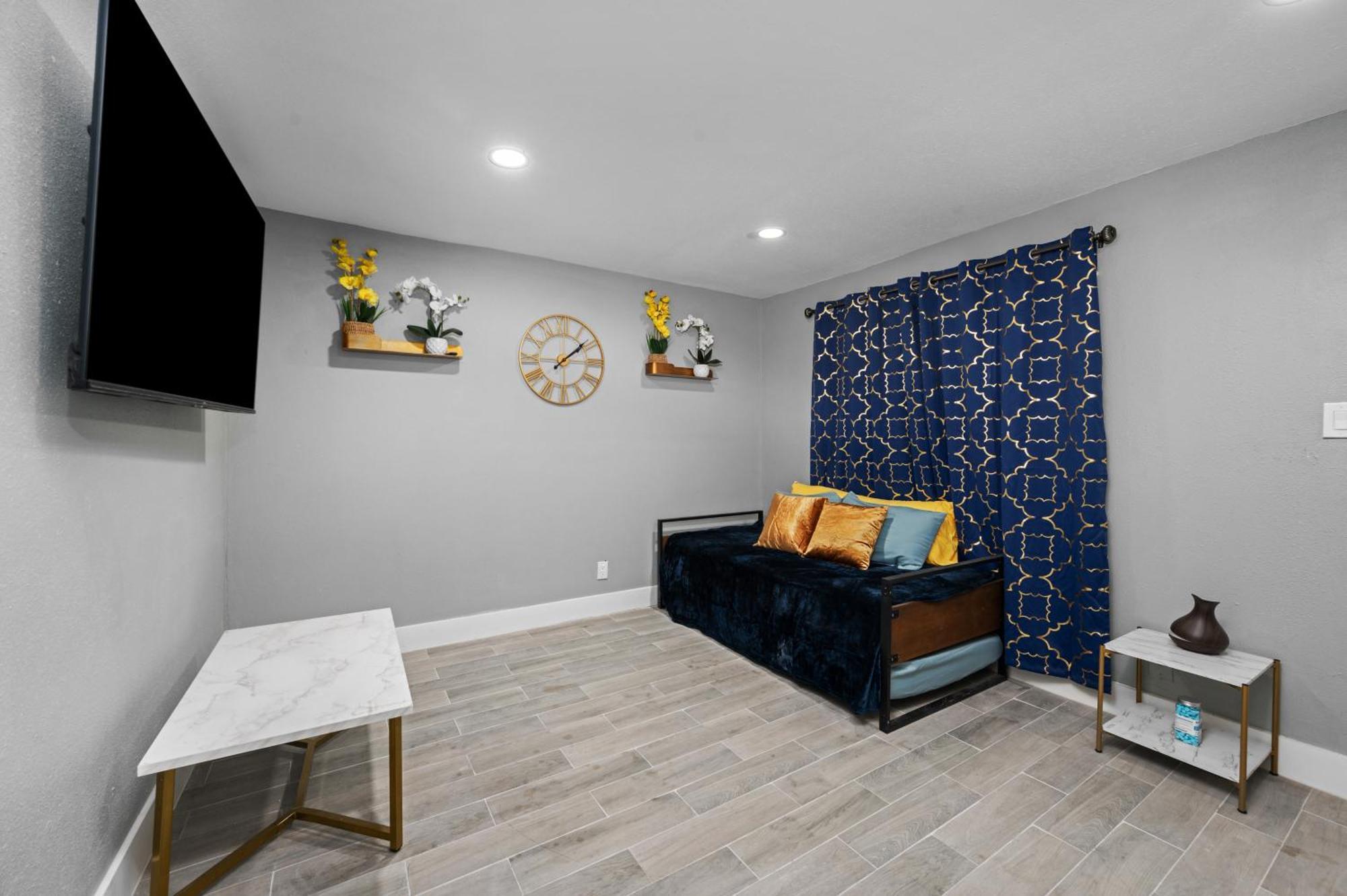 Comfy 2br In Prime Spot With Free Parking And Pool Houston