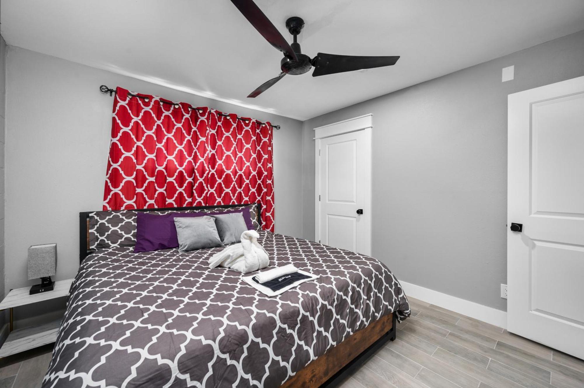 Comfy 2br In Prime Spot With Free Parking And Pool