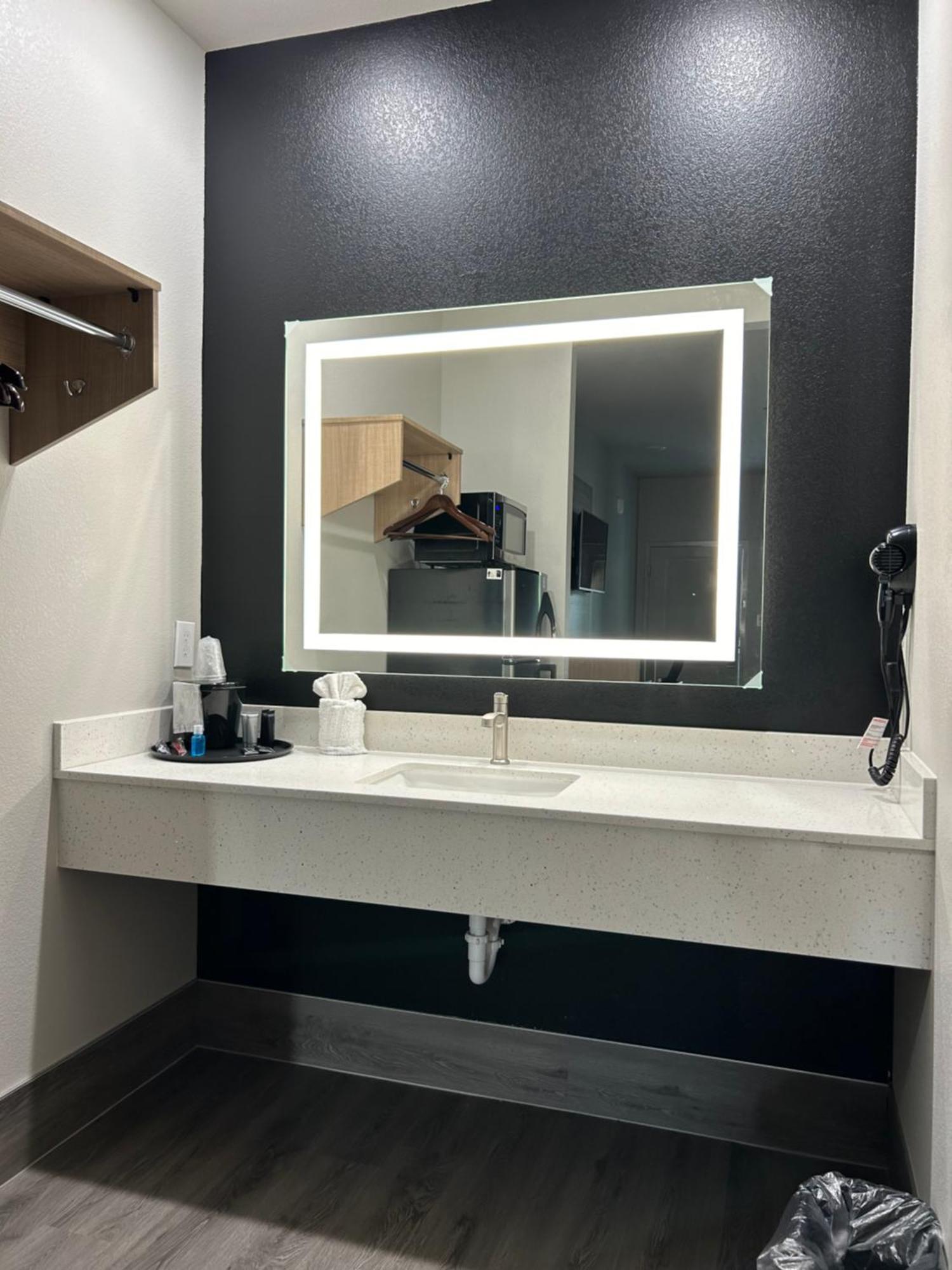 Hotel Crystal Gessner- Near Sam Houston Racepark *