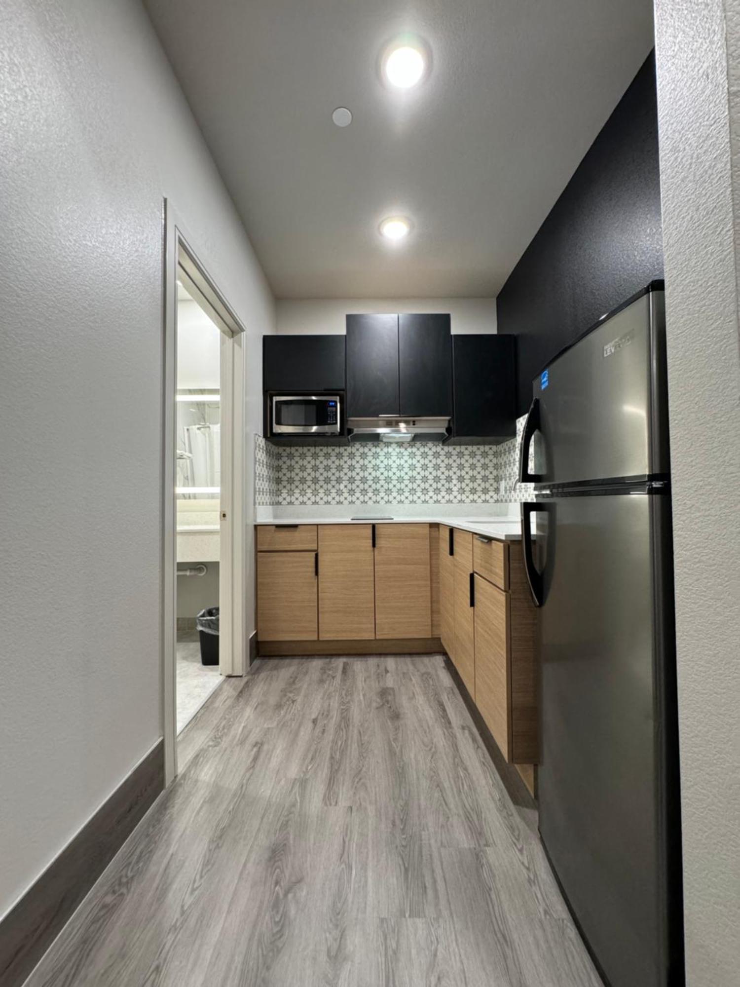 Hotel Crystal Gessner- Near Sam Houston Racepark