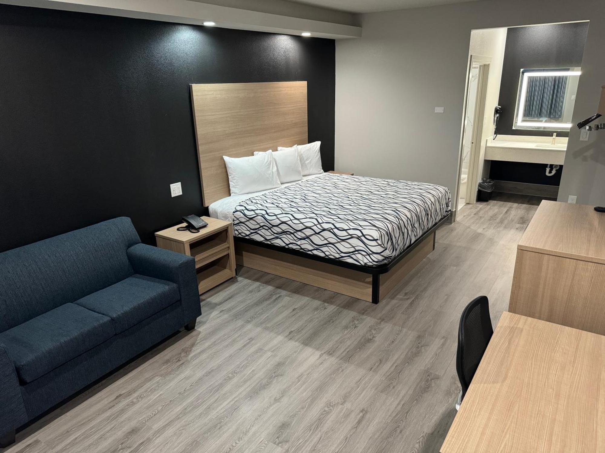Hotel Crystal Gessner- Near Sam Houston Racepark