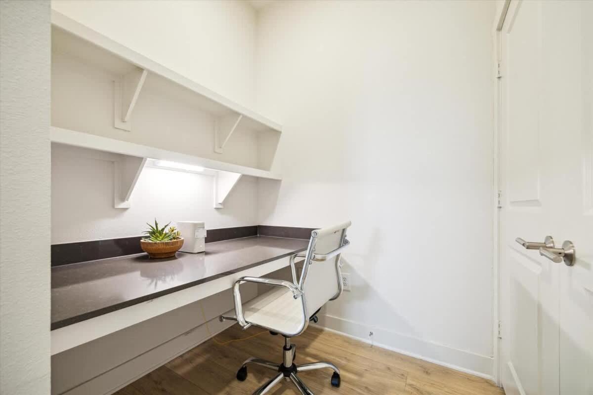 Two-bedroom Gorgeous Decor Amenities Apartment Houston