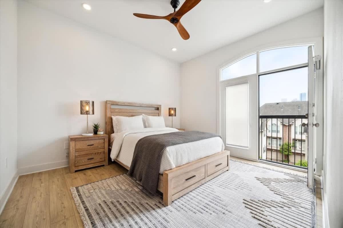 Two-bedroom Gorgeous Decor Amenities Houston