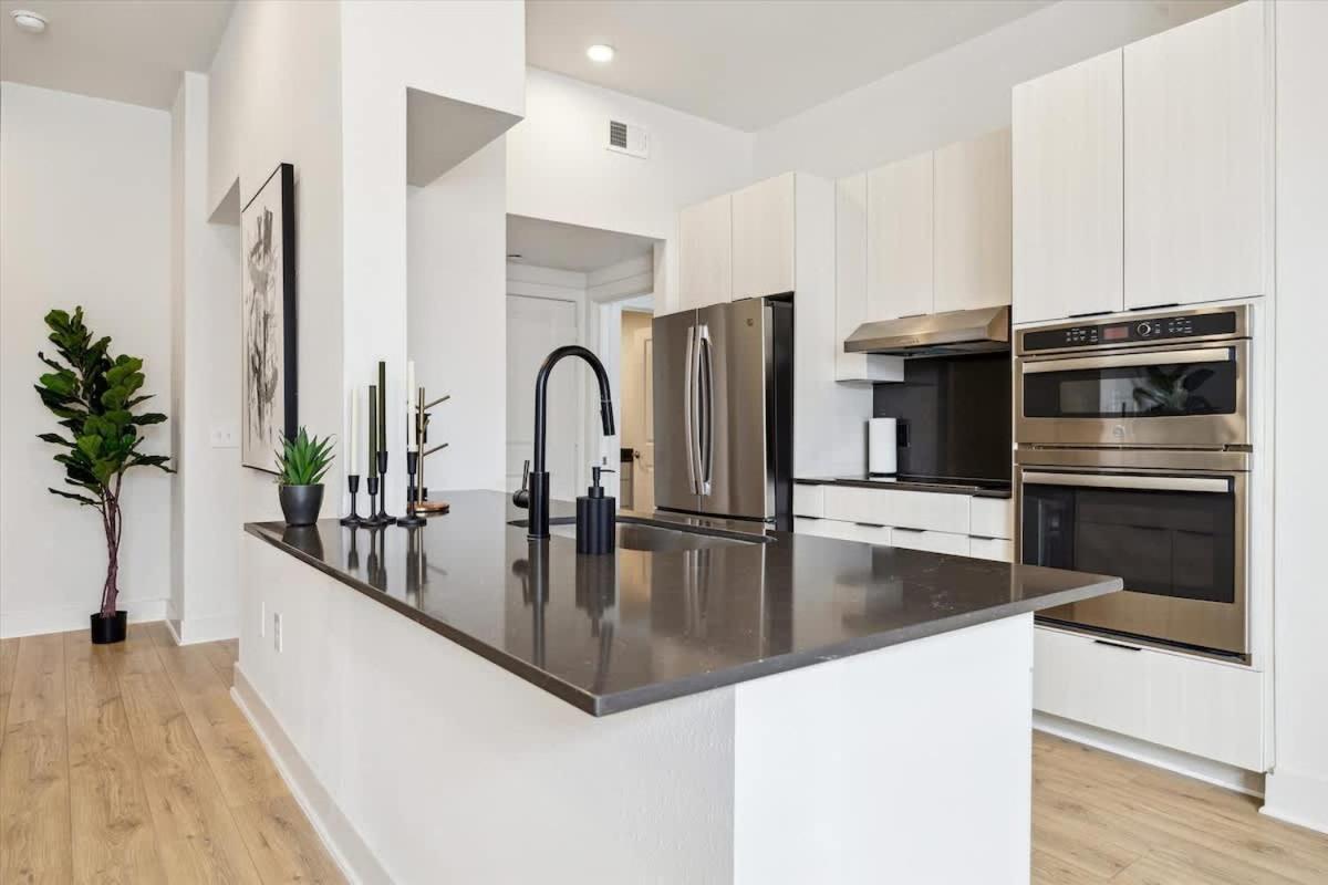 Two-bedroom Gorgeous Decor Amenities Houston