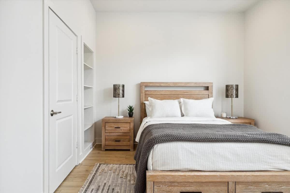 Two-bedroom Gorgeous Decor Amenities Apartment