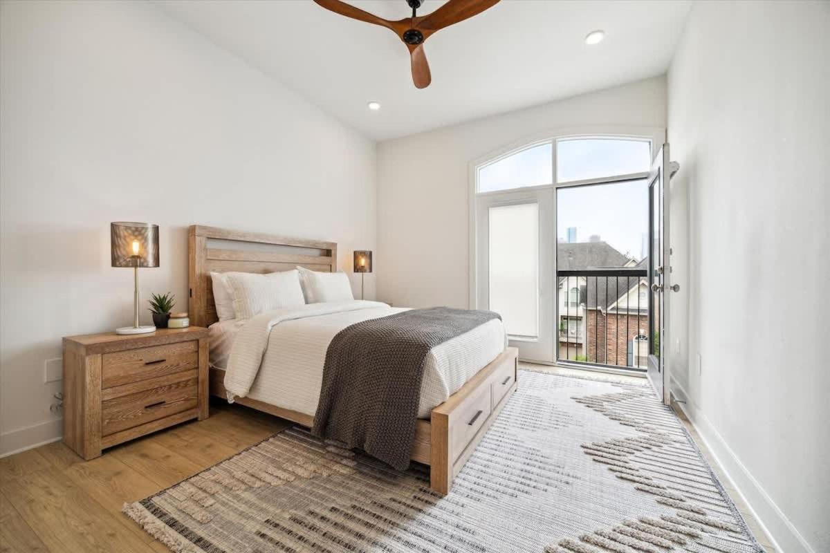 Two-bedroom Gorgeous Decor Amenities Apartment Houston