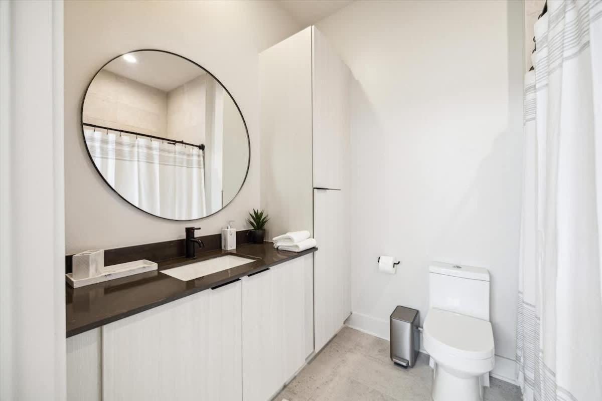 Two-bedroom Gorgeous Decor Amenities Houston