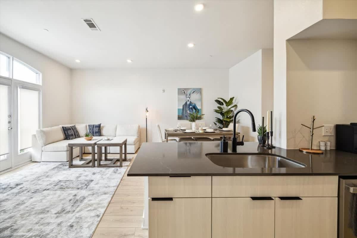 Apartment Two-bedroom Gorgeous Decor Amenities *