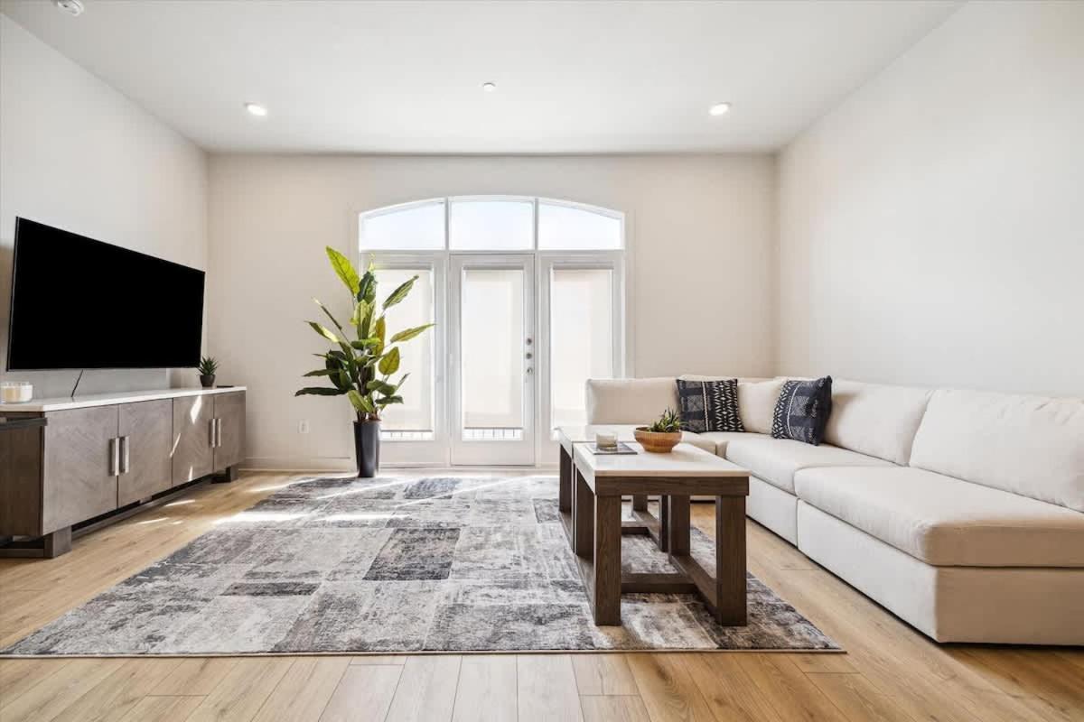 Two-bedroom Gorgeous Decor Amenities Houston