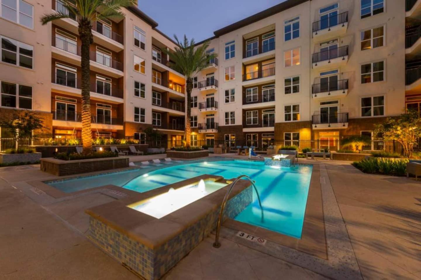 Downtown Free Parking - Pool - Gym - Fully Kitchen