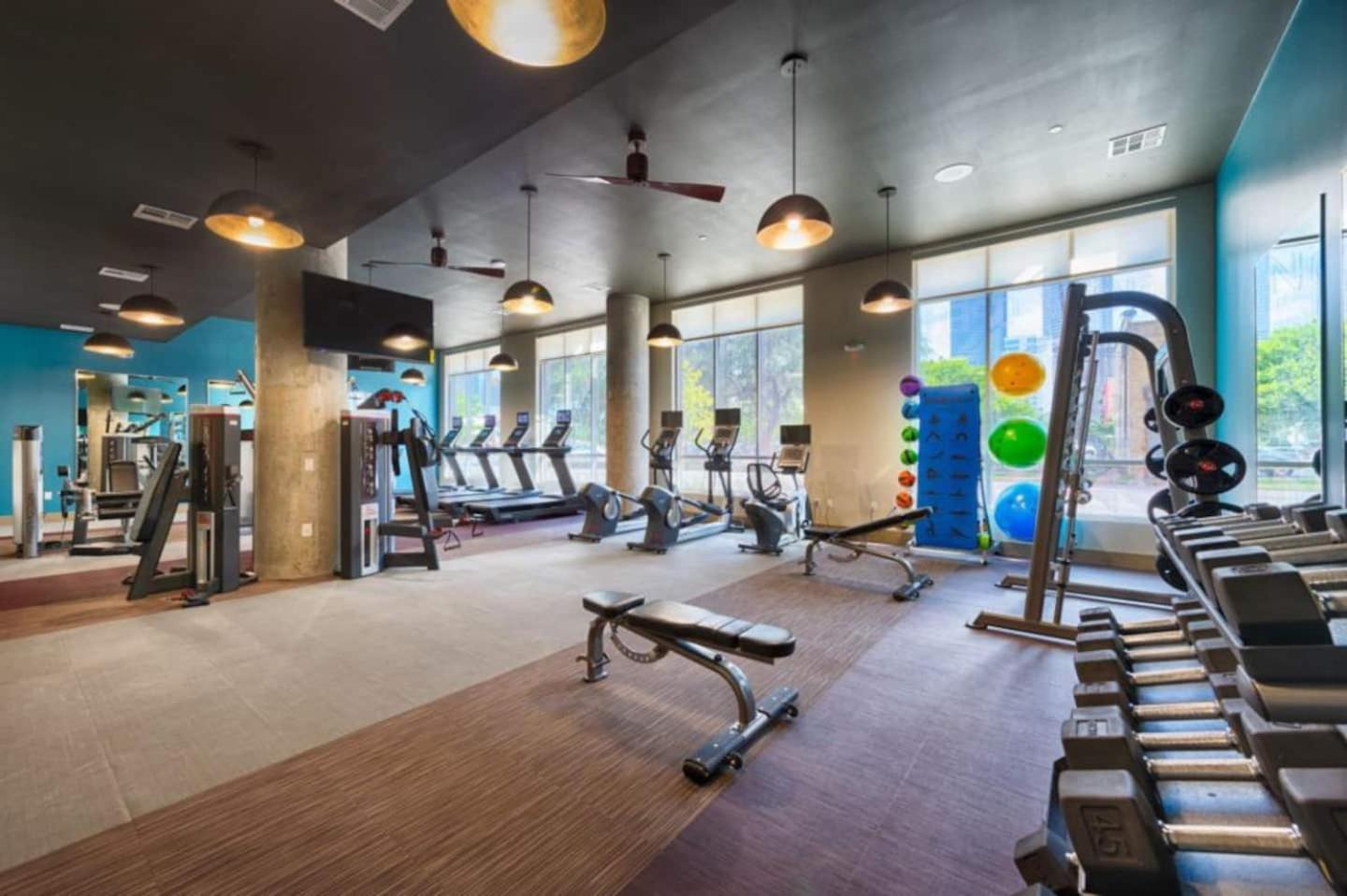 Downtown Free Parking - Pool - Gym - Fully Kitchen Apartment