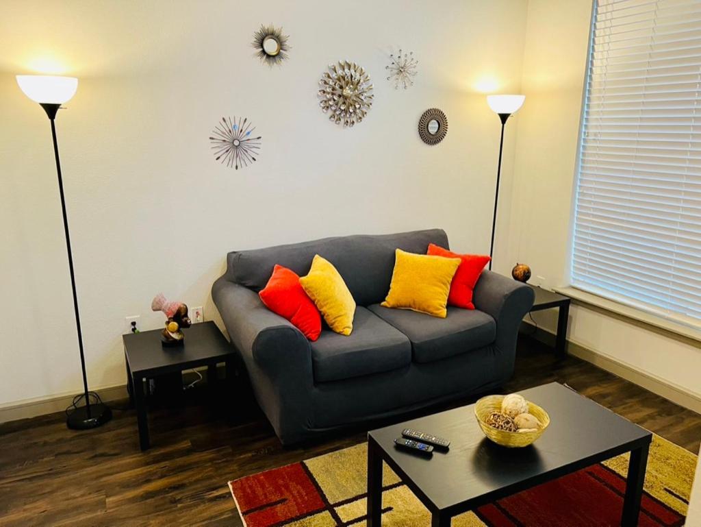 Downtown Free Parking - Pool - Gym - Fully Kitchen Apartment *