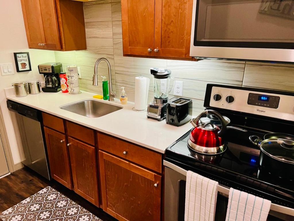 Downtown Free Parking - Pool - Gym - Fully Kitchen Apartment *