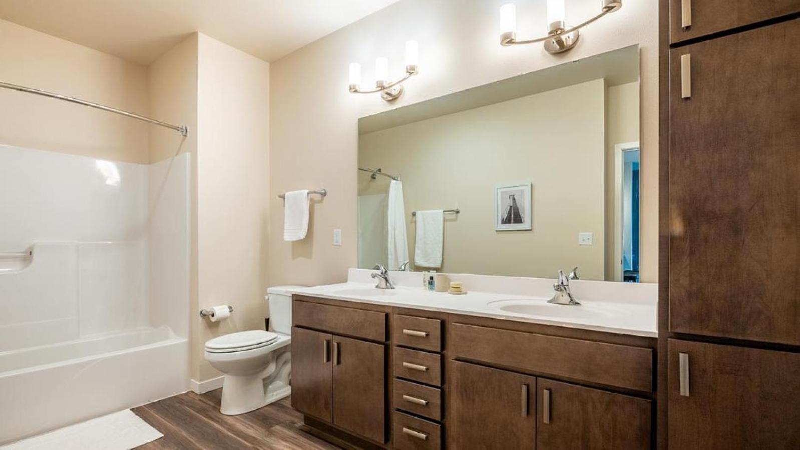 Landing At The Briarly - 2 Bedrooms In Westside *