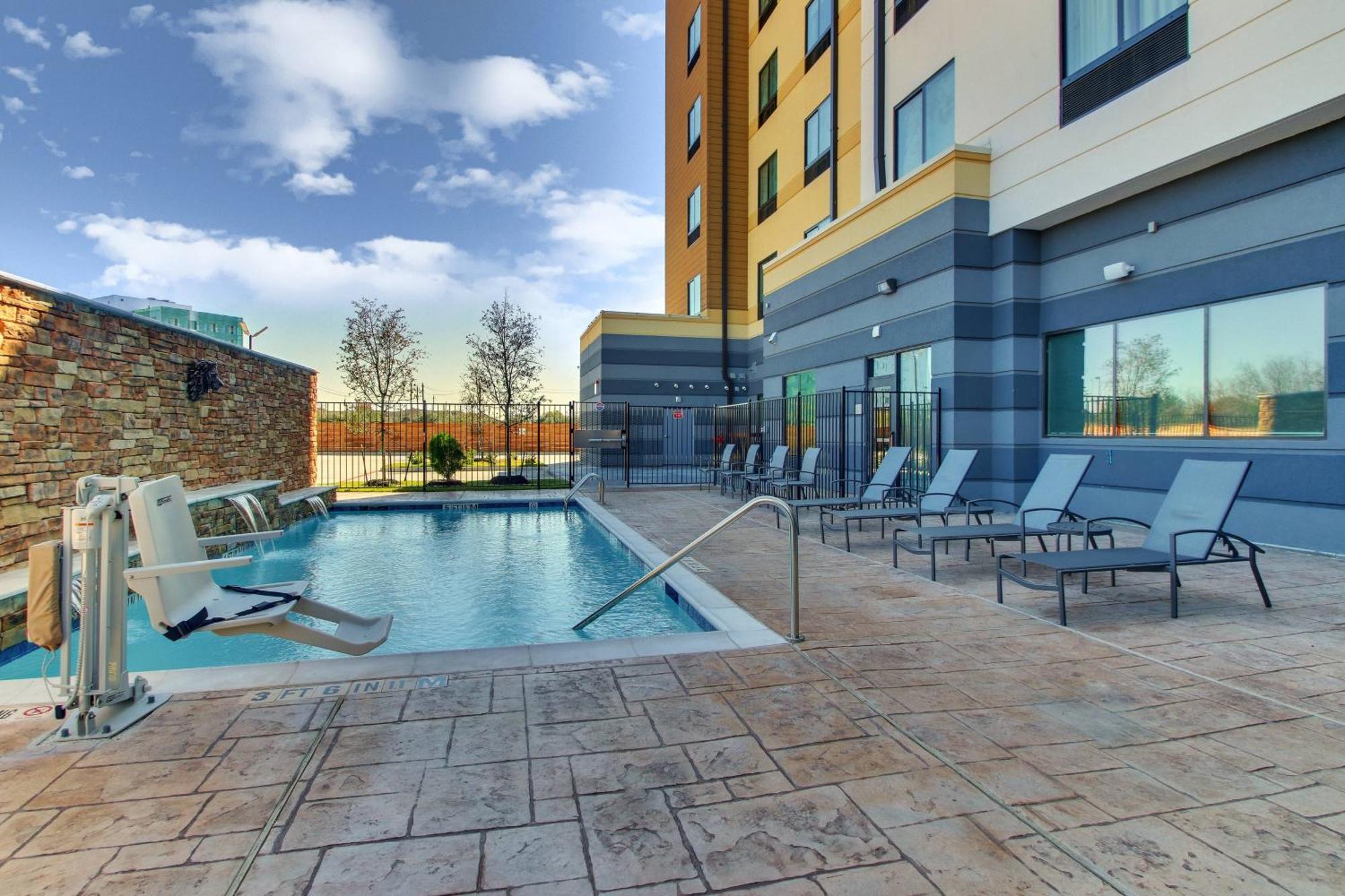 Fairfield And By Marriott Brookhollow
