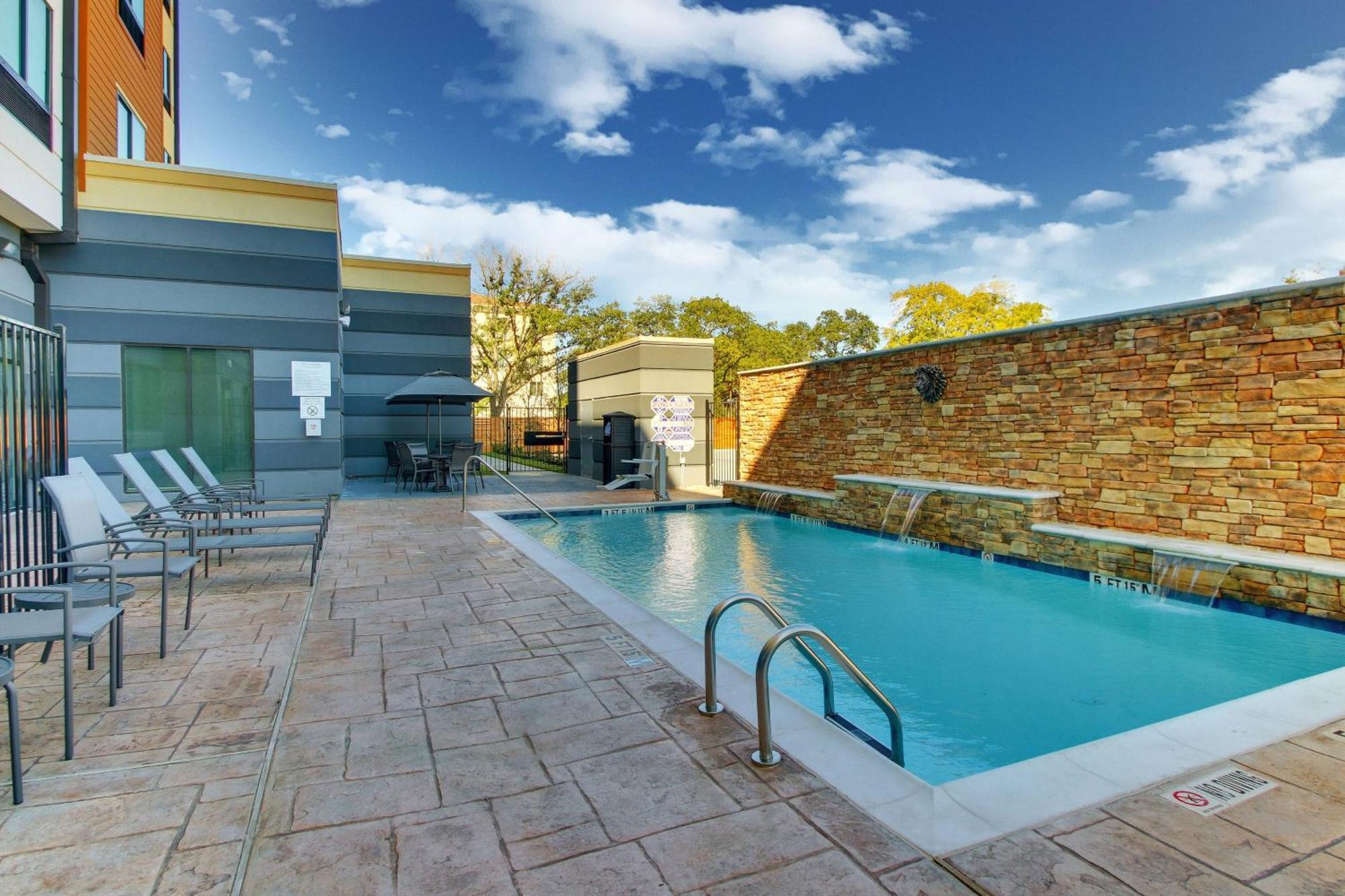 Fairfield And By Marriott Brookhollow Hotel 3*