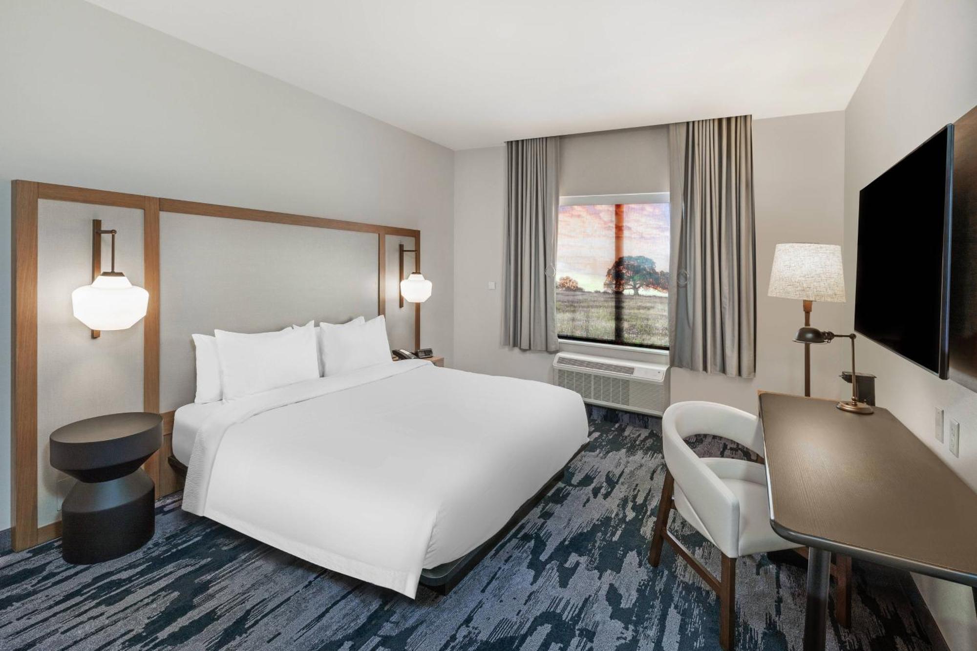 Hotel Fairfield & Memorial Area