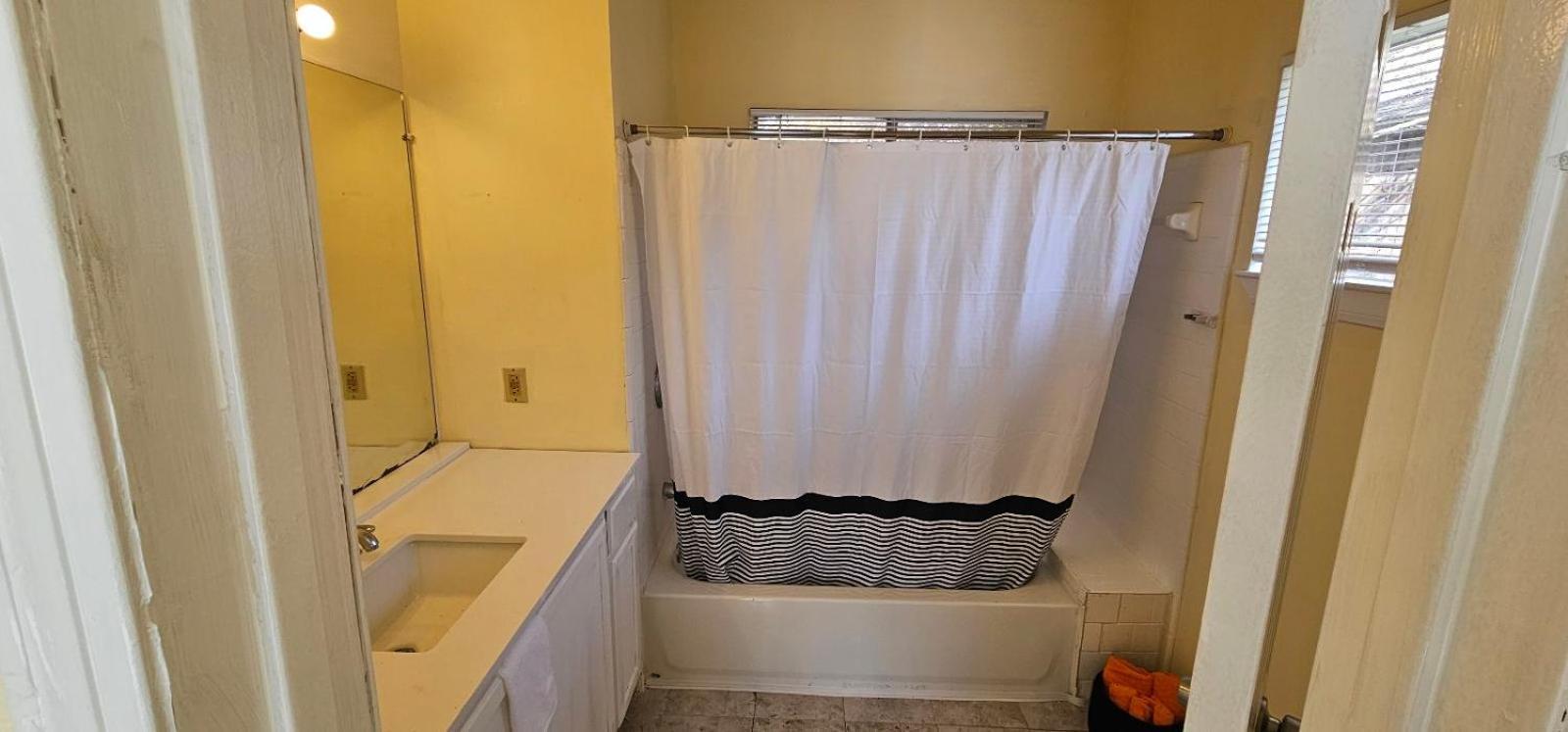 2br 2ba Gem With Private Yard Entire House
