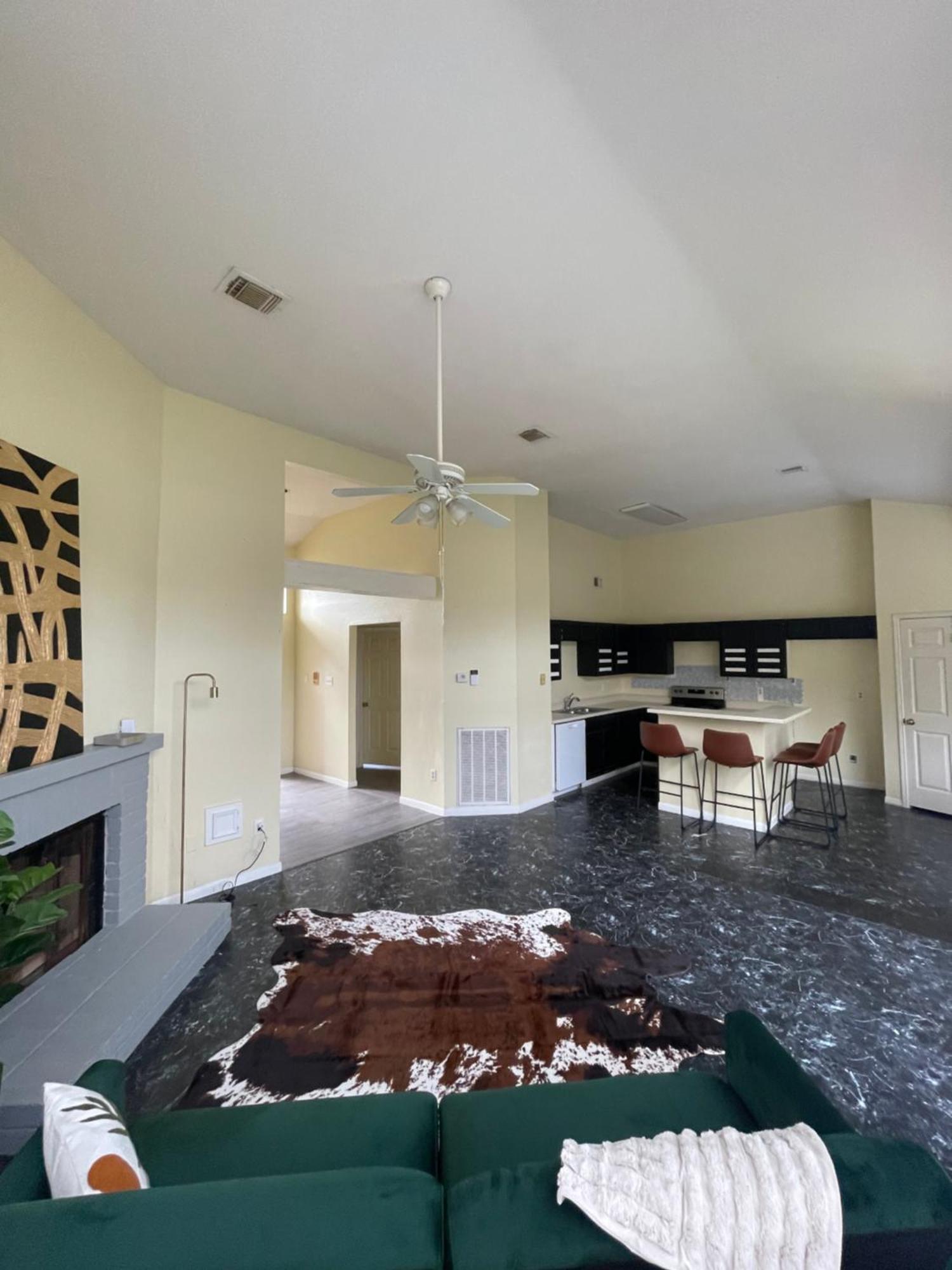 Holiday home 2br 2ba Gem With Private Yard Entire House