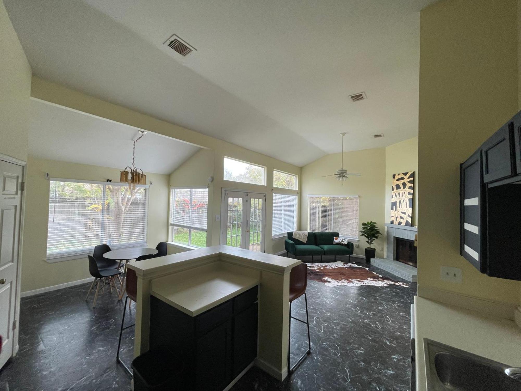 Holiday home 2br 2ba Gem With Private Yard Entire House