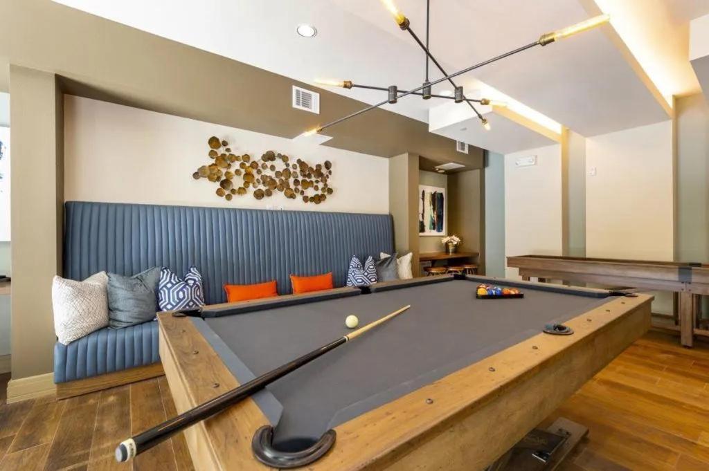Close To Everything In Downtown King Bed Free Onsite Parking And Wifi Apartment *