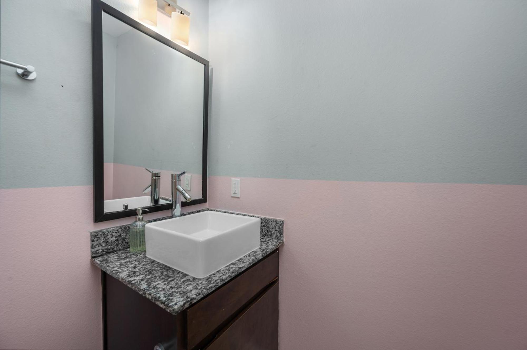 Chic & Cozy 1br With Free Parking & King Bed Apartment Houston