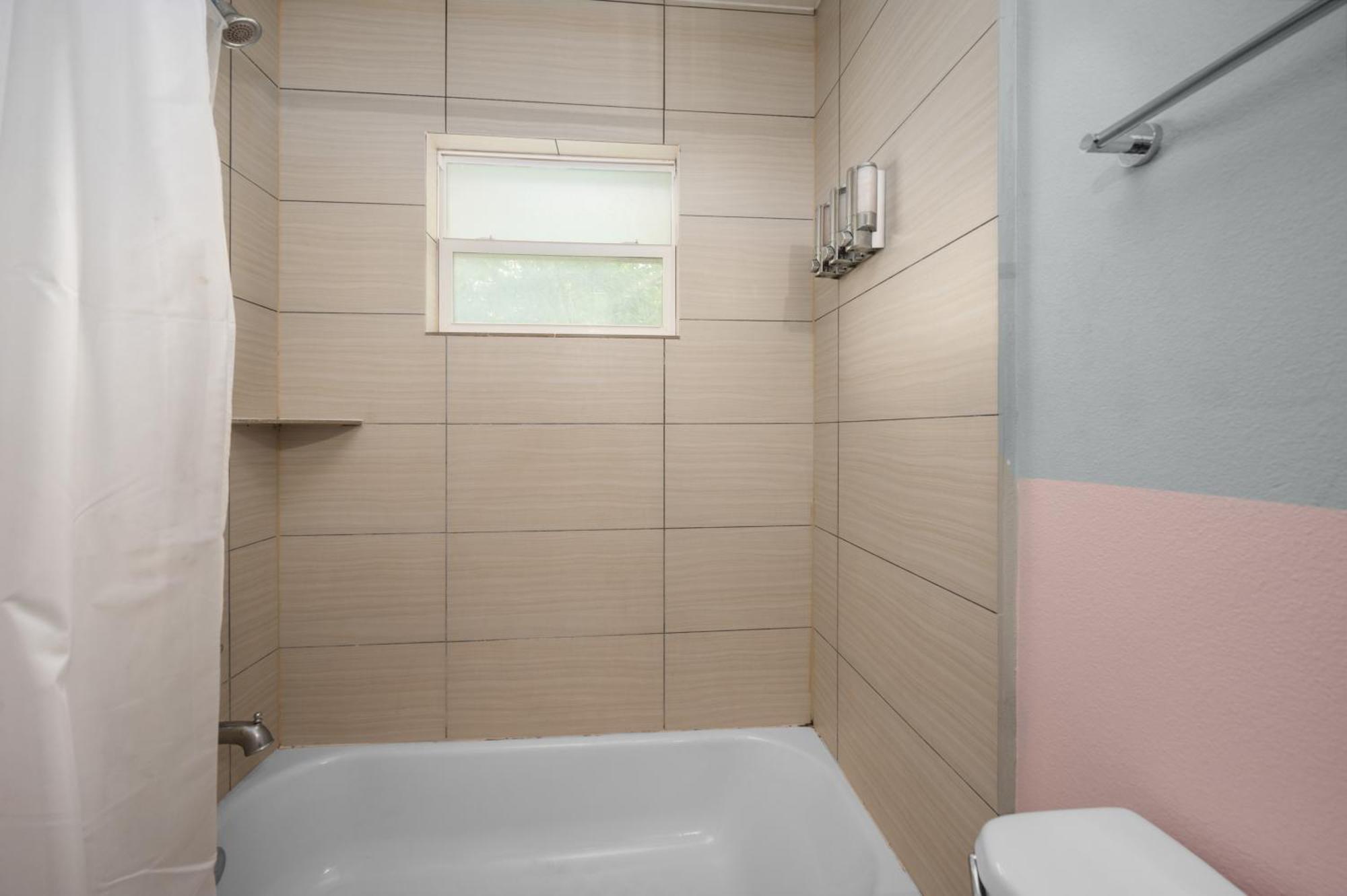 Chic & Cozy 1br With Free Parking & King Bed Apartment *