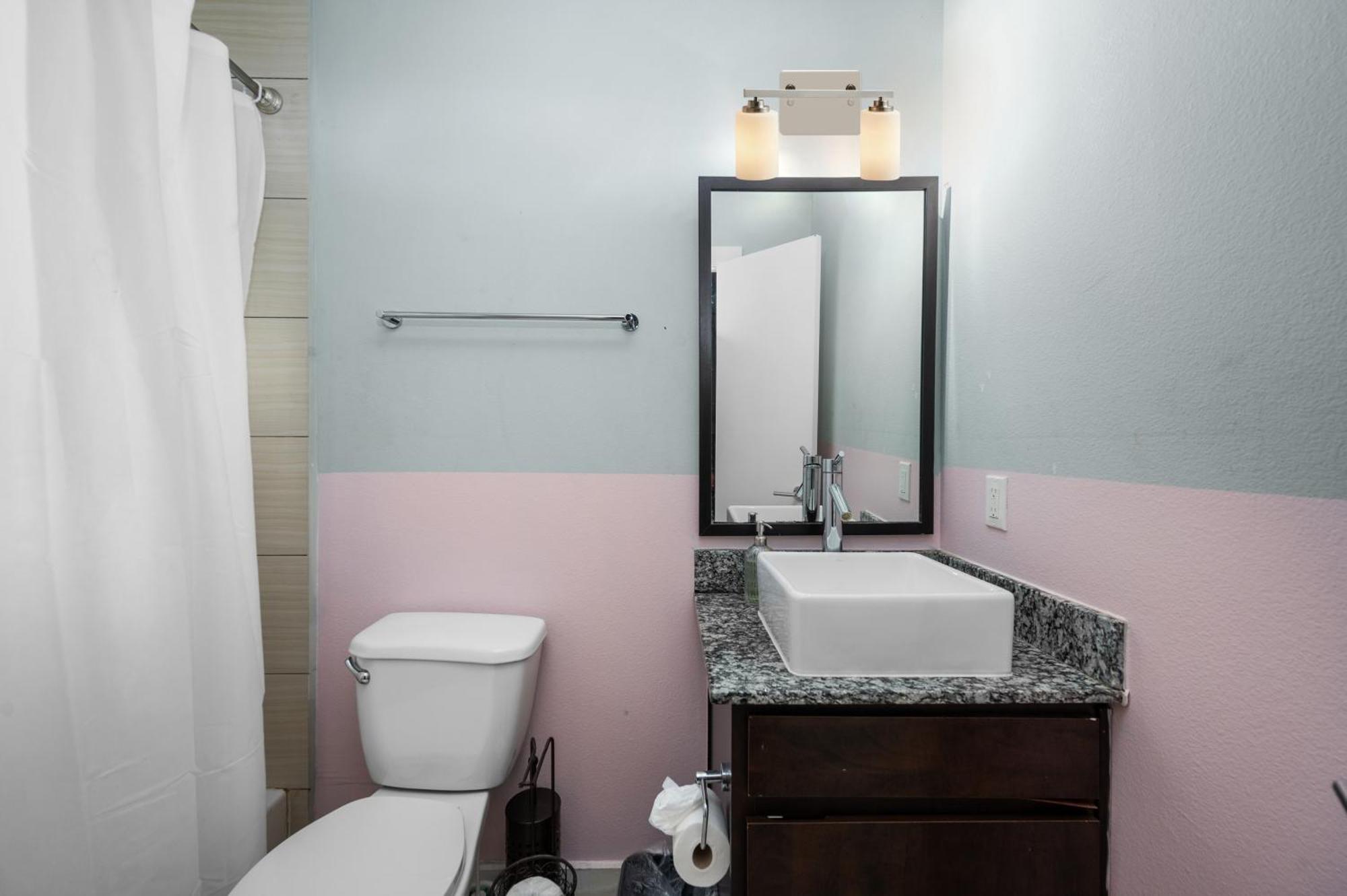 Chic & Cozy 1br With Free Parking & King Bed