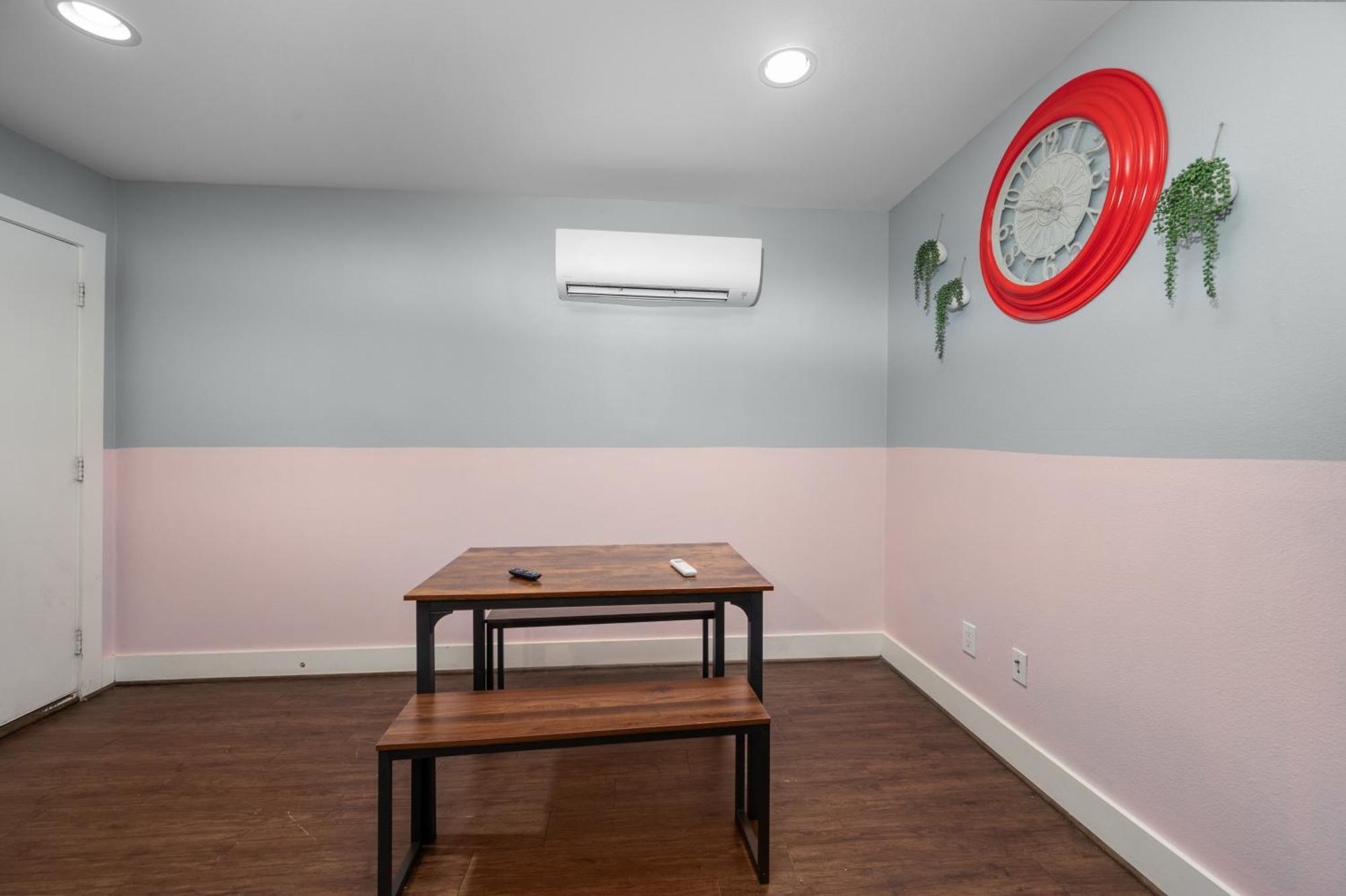 Chic & Cozy 1br With Free Parking & King Bed Apartment *