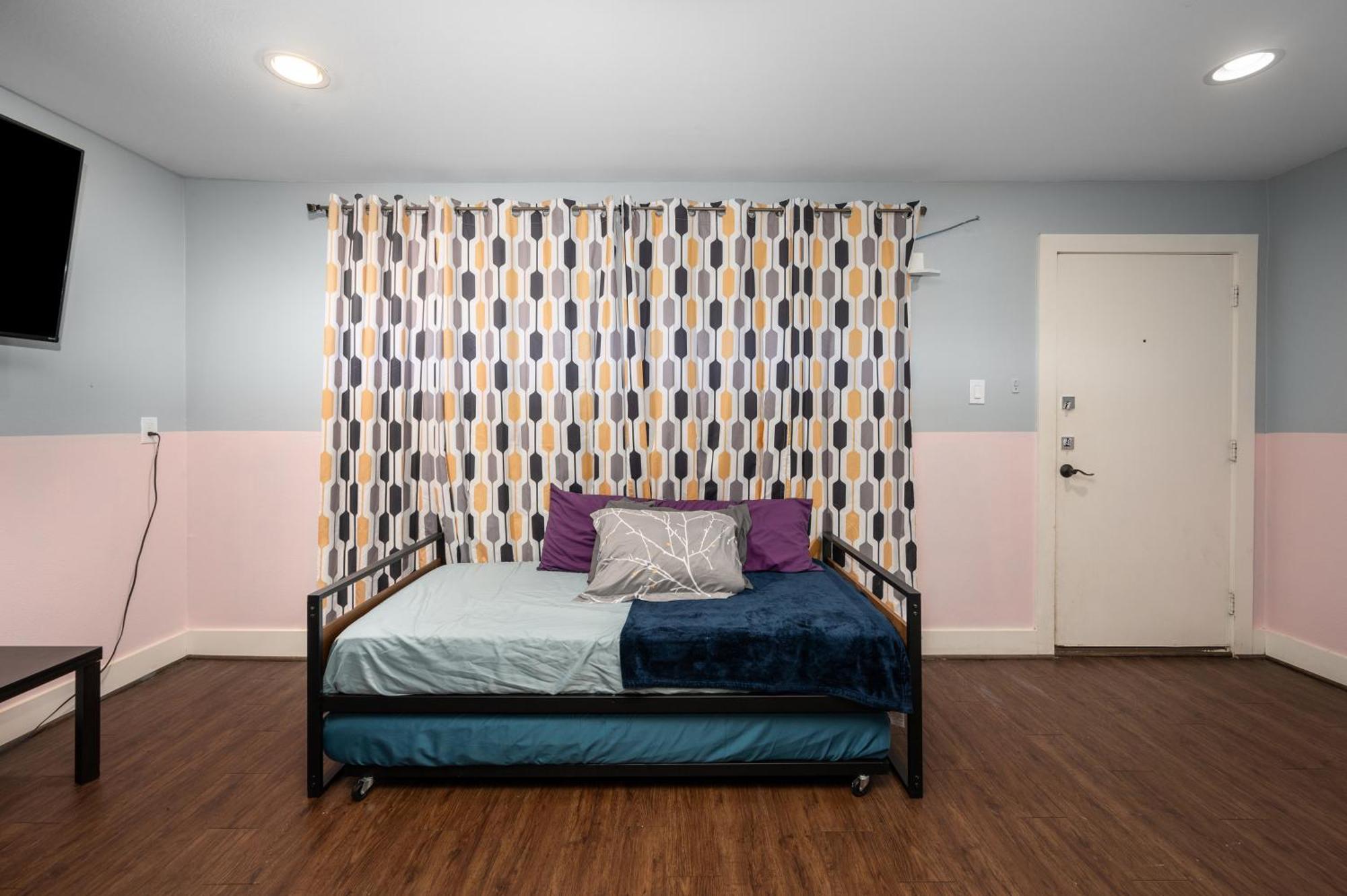 Chic & Cozy 1br With Free Parking & King Bed * Houston