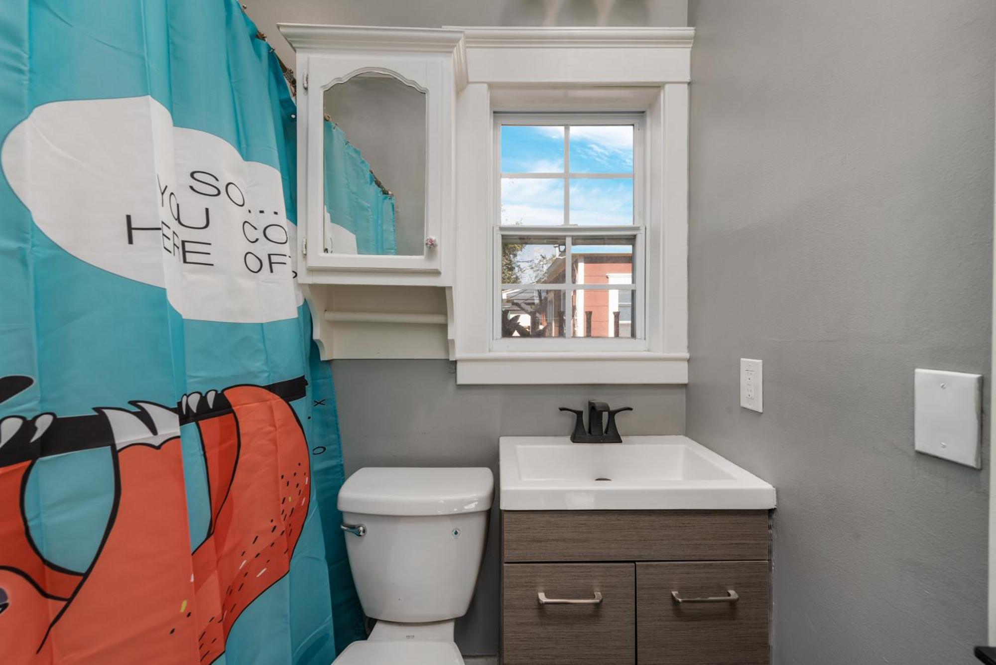 Comfy With King Bed & Full Kitchen - Near Attractions Apartment *