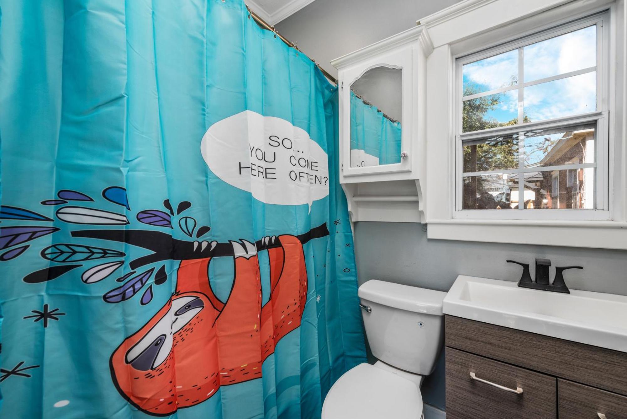Apartment Comfy With King Bed & Full Kitchen - Near Attractions