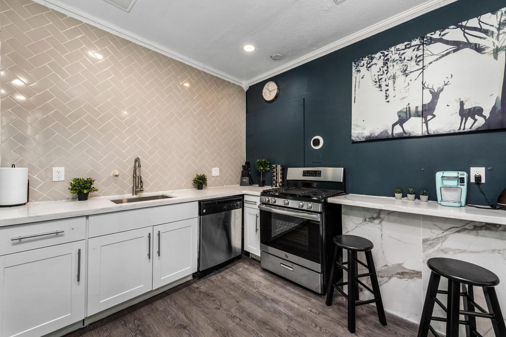 Comfy With King Bed & Full Kitchen - Near Attractions Apartment *