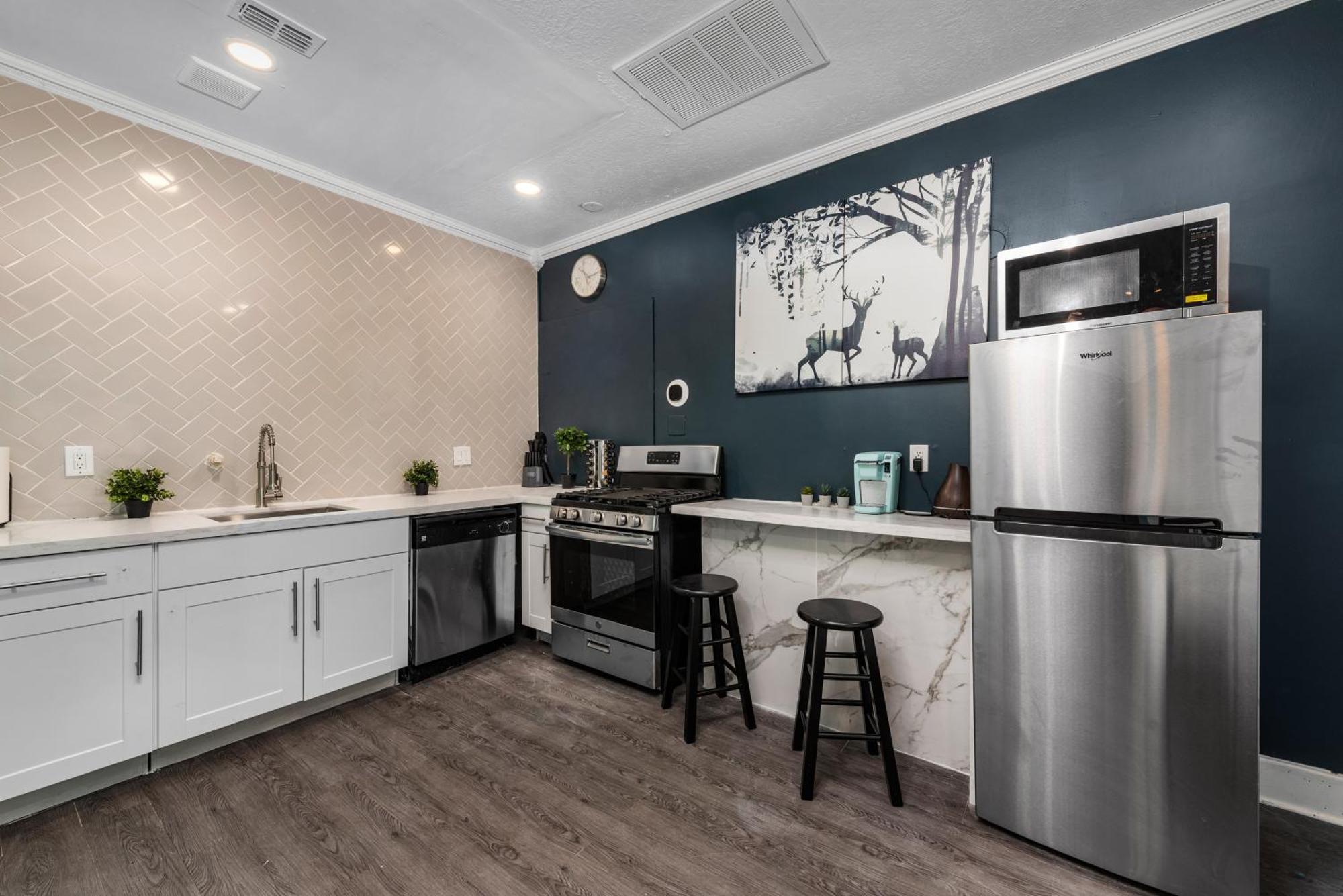 Comfy With King Bed & Full Kitchen - Near Attractions