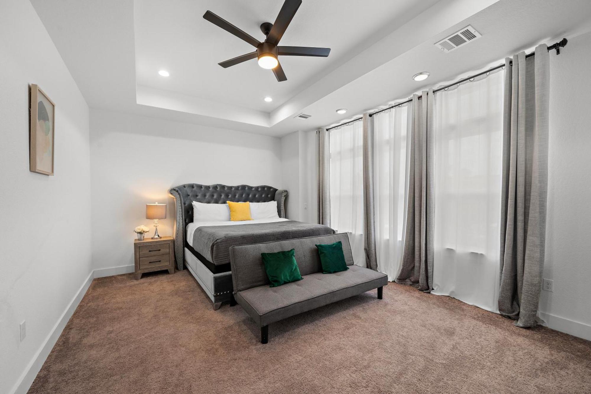 Luxury Near Med Center, Uptown & Downtown Holiday home *