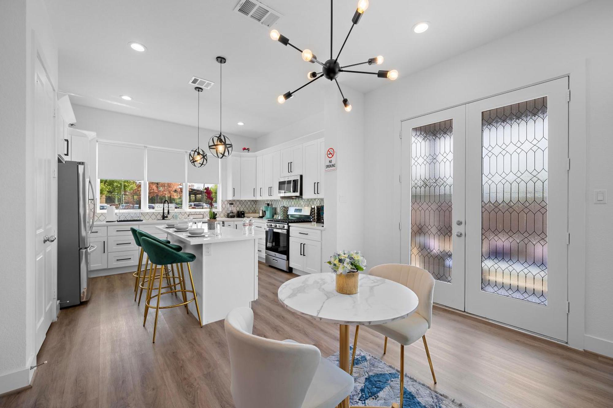 Luxury Near Med Center, Uptown & Downtown Holiday home *