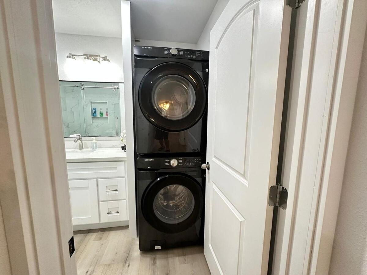 Apartment Modern Oasis Awaits In Trendy Montrose District *