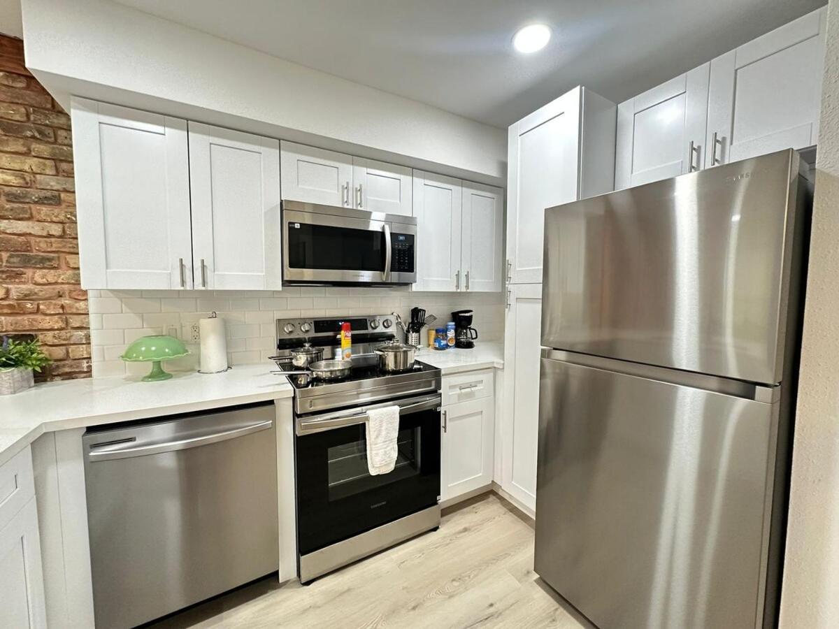 Modern Oasis Awaits In Trendy Montrose District *