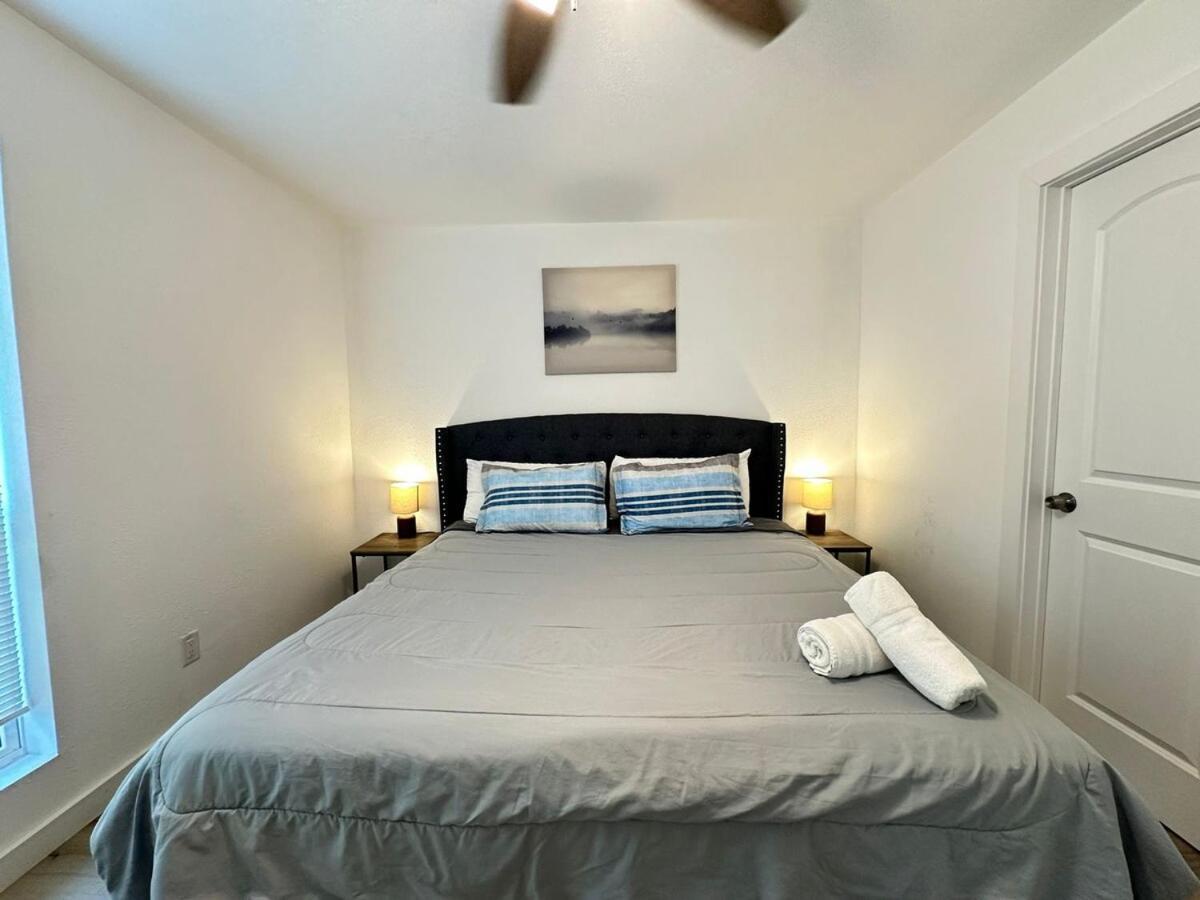Apartment Modern Oasis Awaits In Trendy Montrose District *
