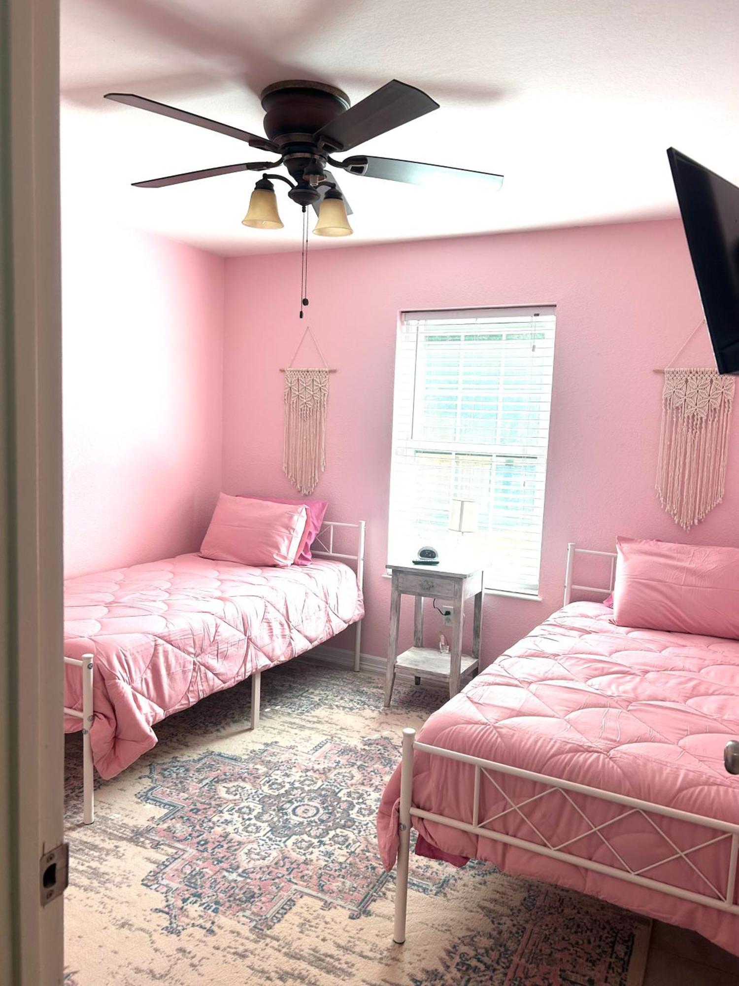 Sanctuary- Pristine And Spacious- Near Downtown *