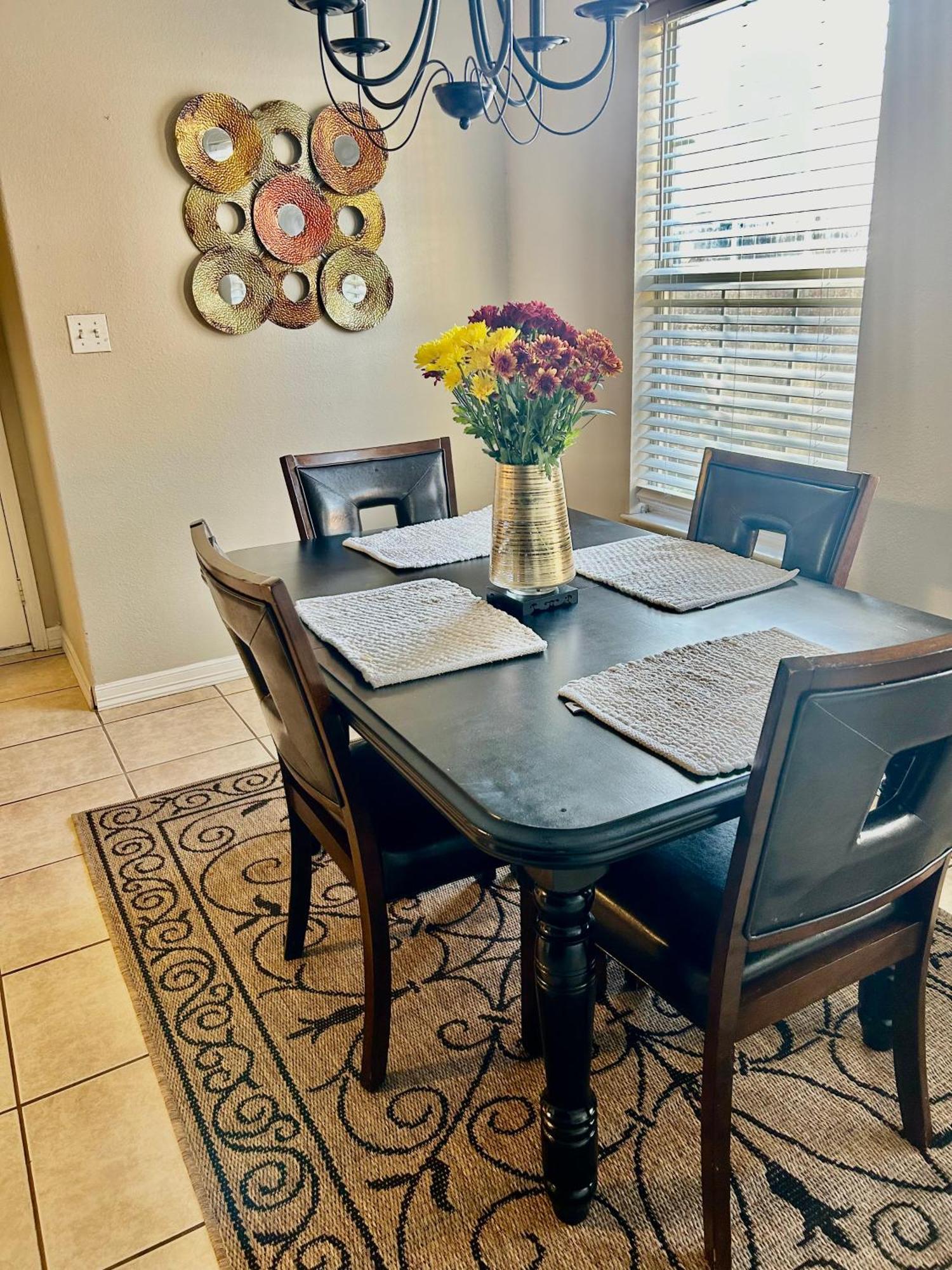 Holiday home Sanctuary- Pristine And Spacious- Near Downtown *