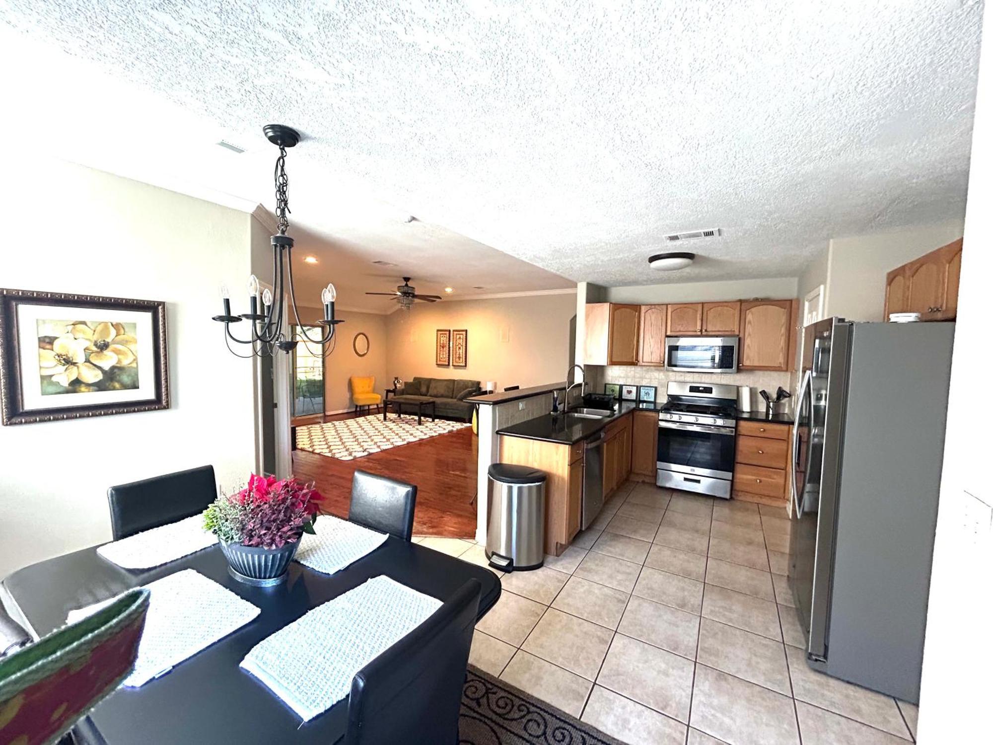 Holiday home Sanctuary- Pristine And Spacious- Near Downtown