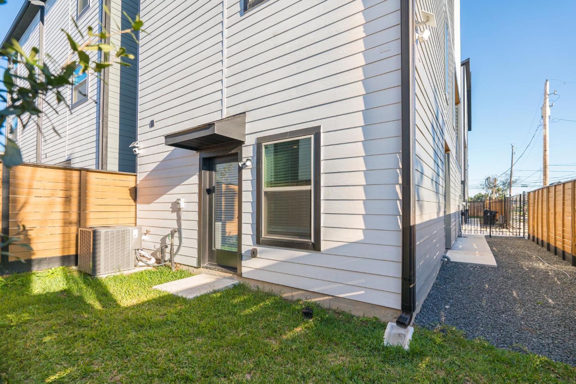 Luxury Charming 3br 3bath Free Wi-fi 8 Guests, Gated Home, Downtown Holiday home