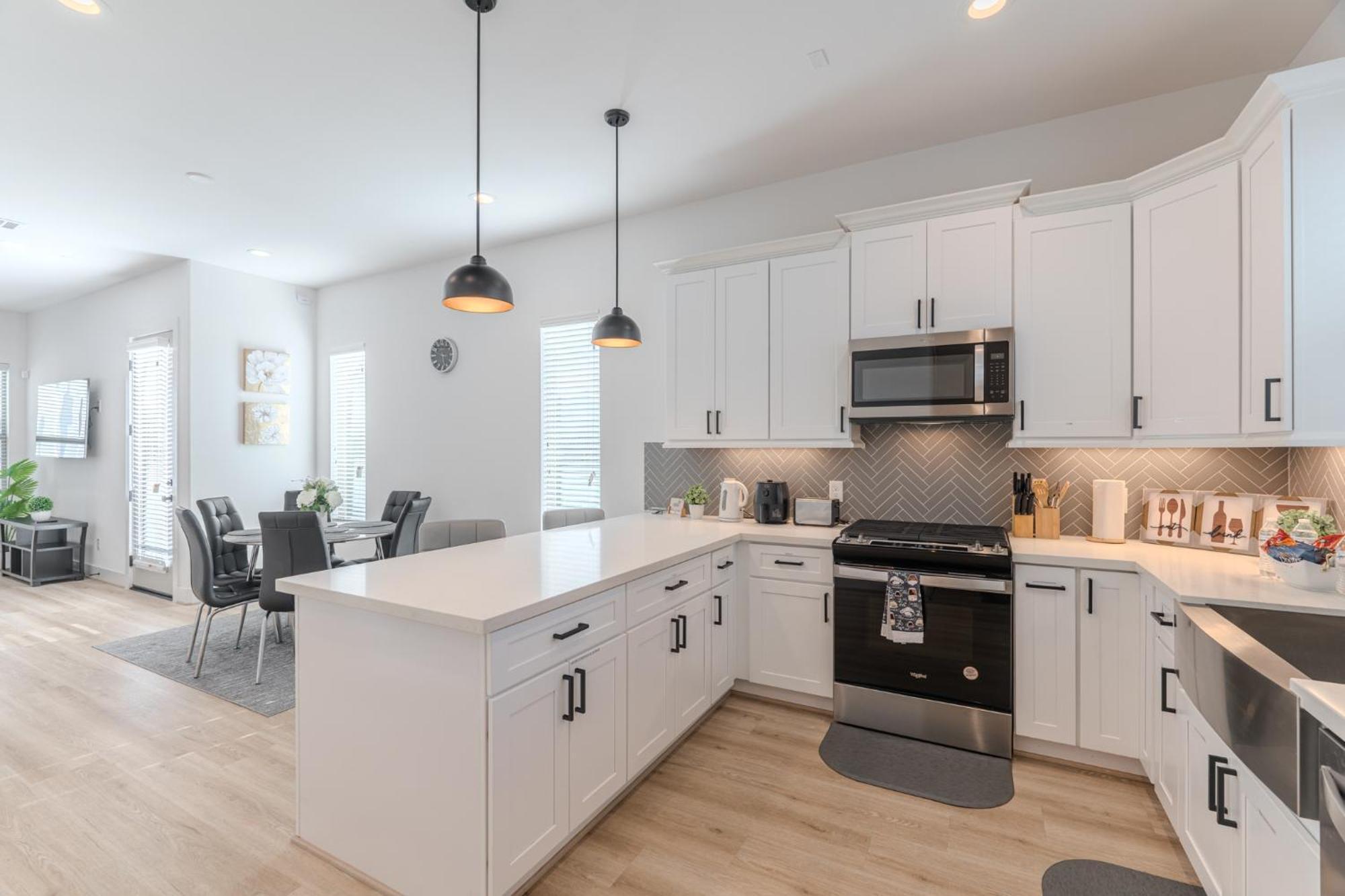 Holiday home Luxury Charming 3br 3bath Free Wi-fi 8 Guests, Gated Home, Downtown *