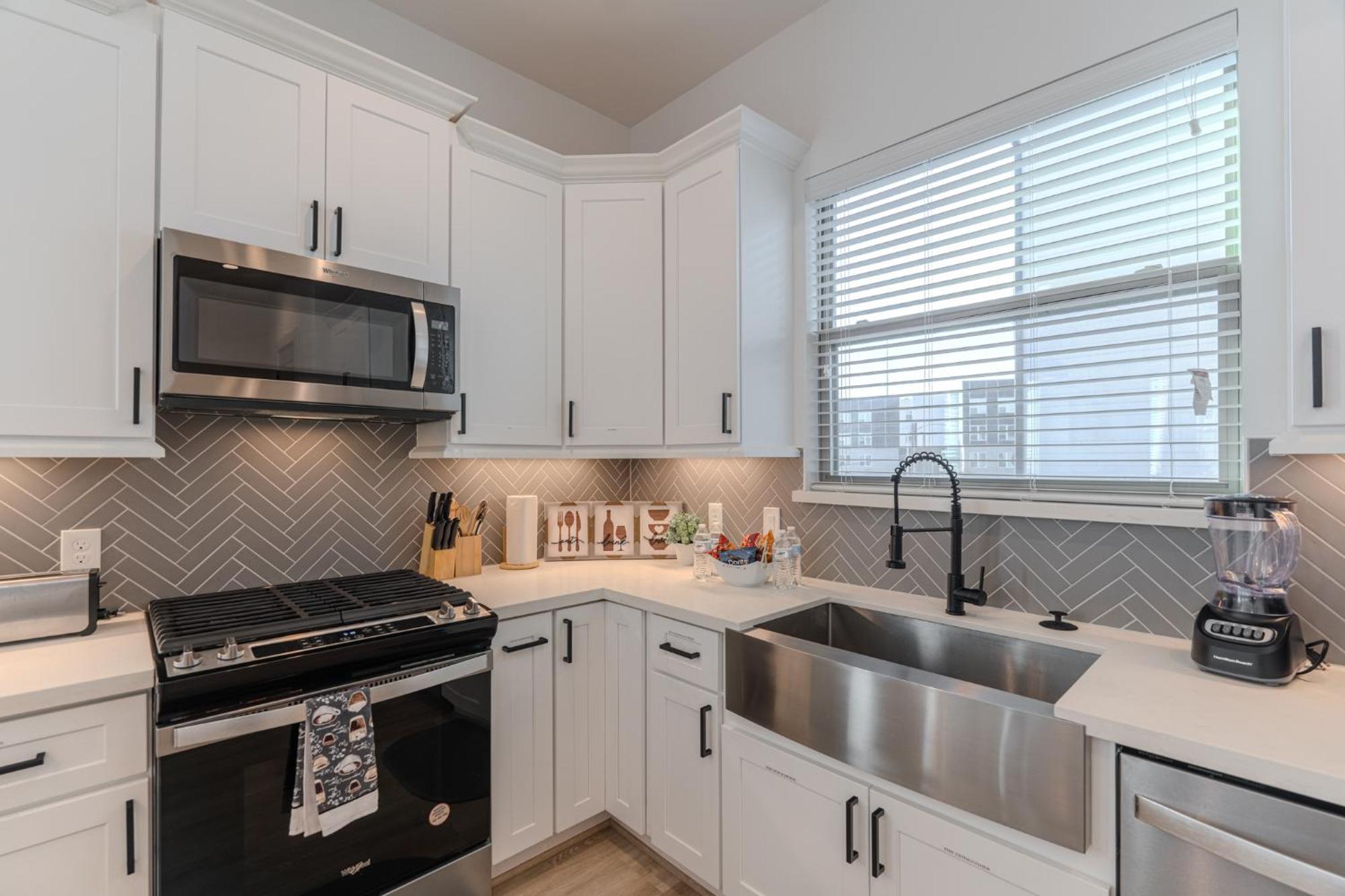 Luxury Charming 3br 3bath Free Wi-fi 8 Guests, Gated Home, Downtown *
