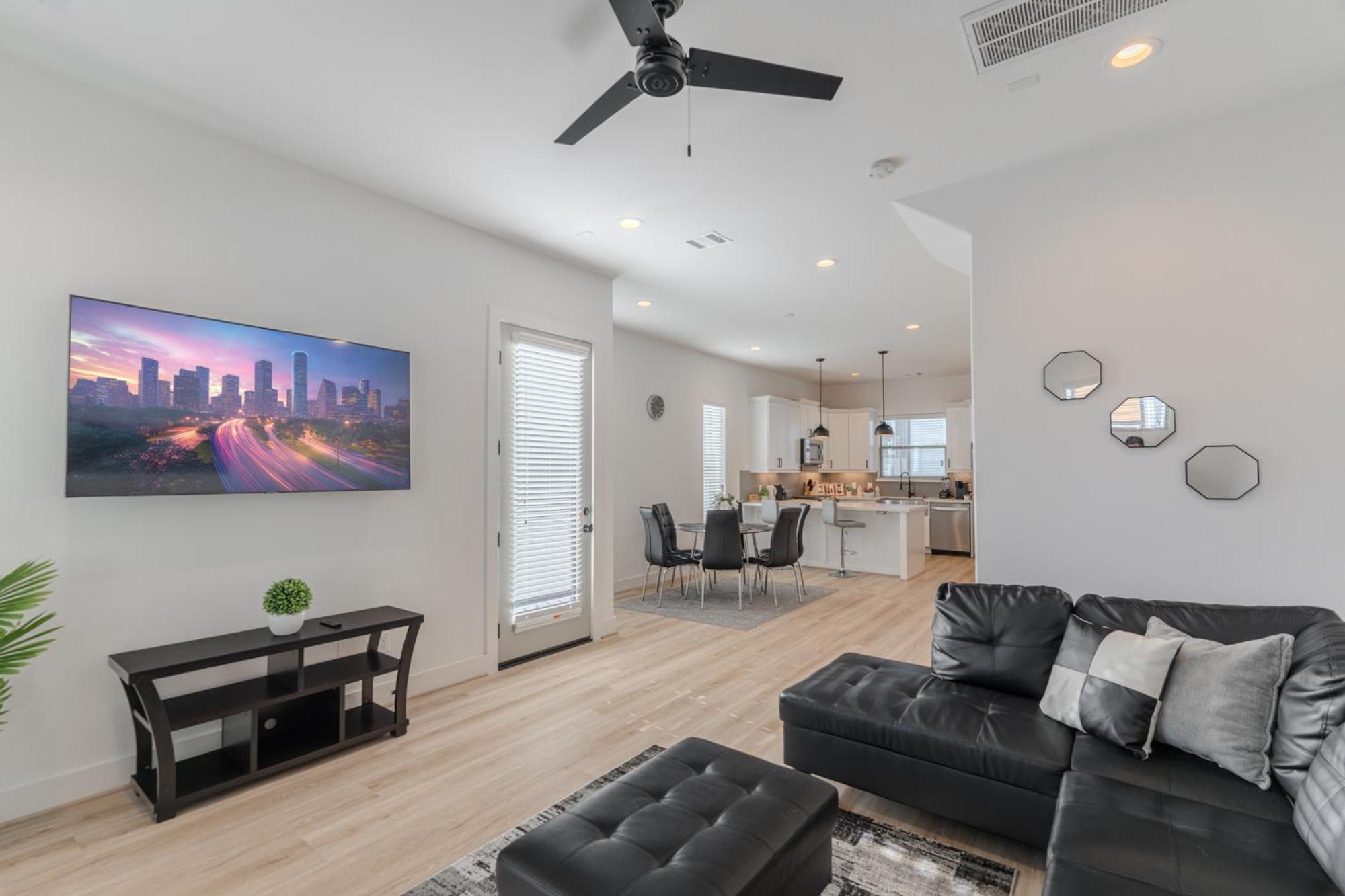 Luxury Charming 3br 3bath Free Wi-fi 8 Guests, Gated Home, Downtown Holiday home