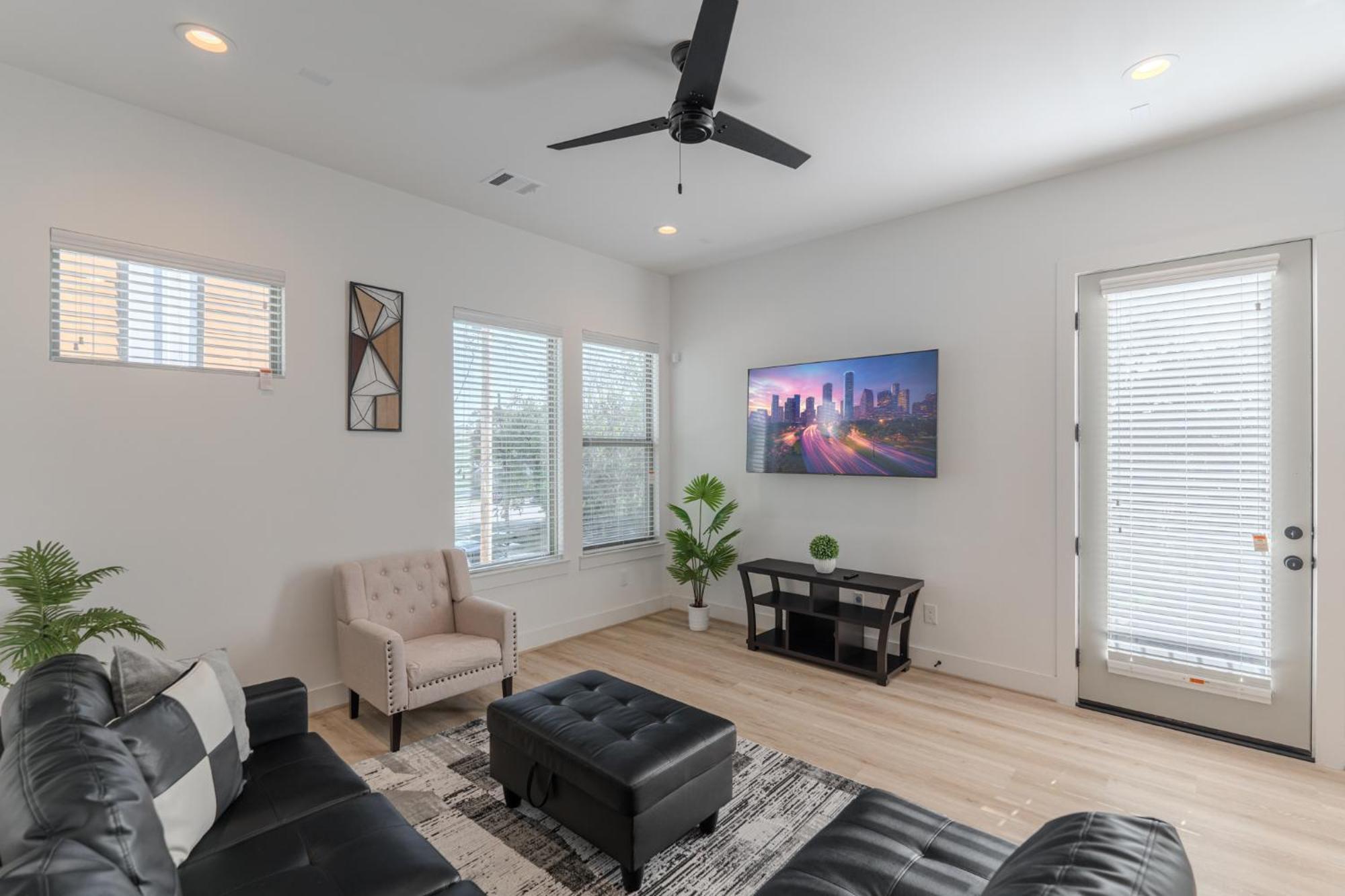 Holiday home Luxury Charming 3br 3bath Free Wi-fi 8 Guests, Gated Home, Downtown