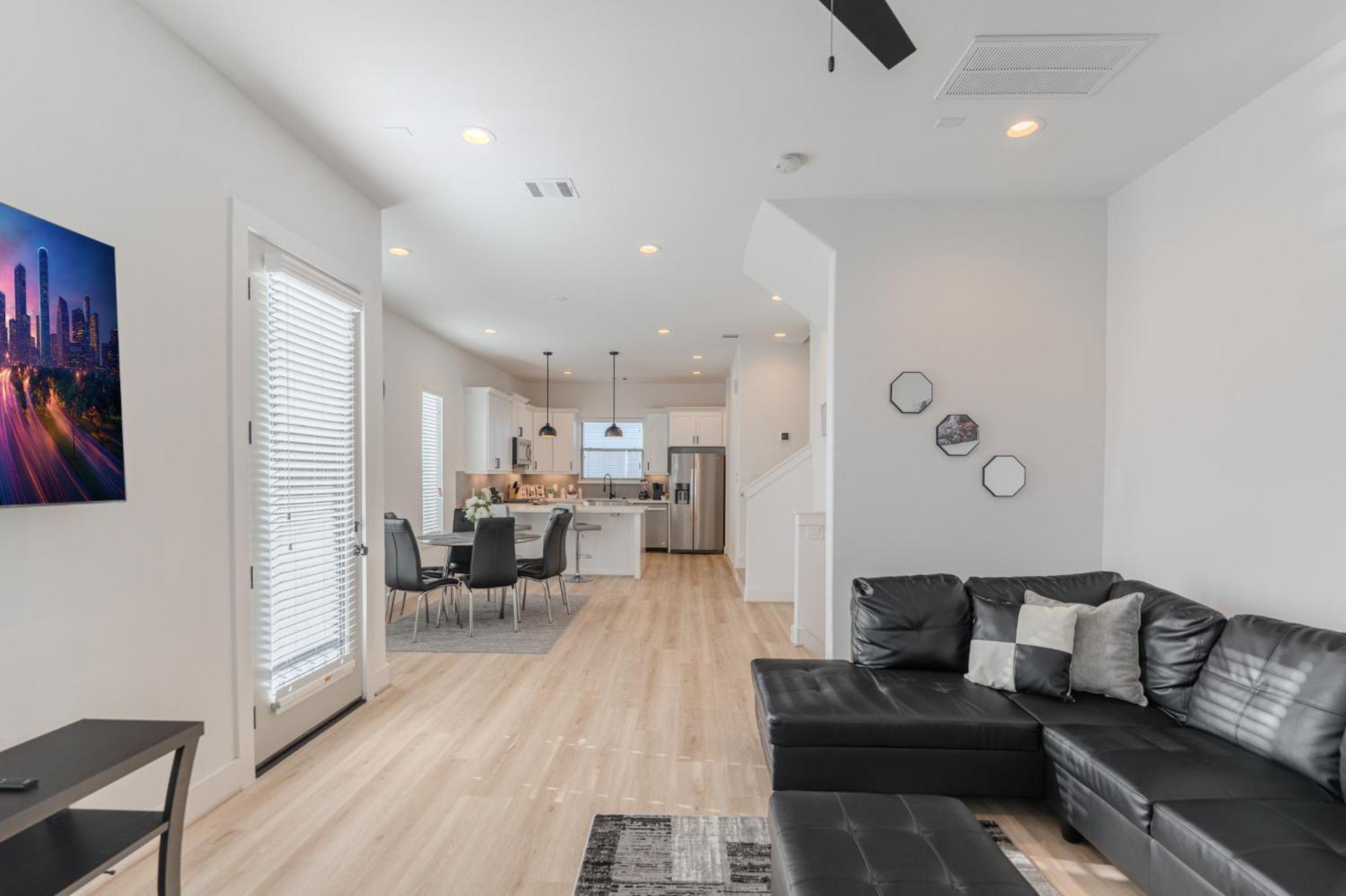 Luxury Charming 3br 3bath Free Wi-fi 8 Guests, Gated Home, Downtown Holiday home Houston